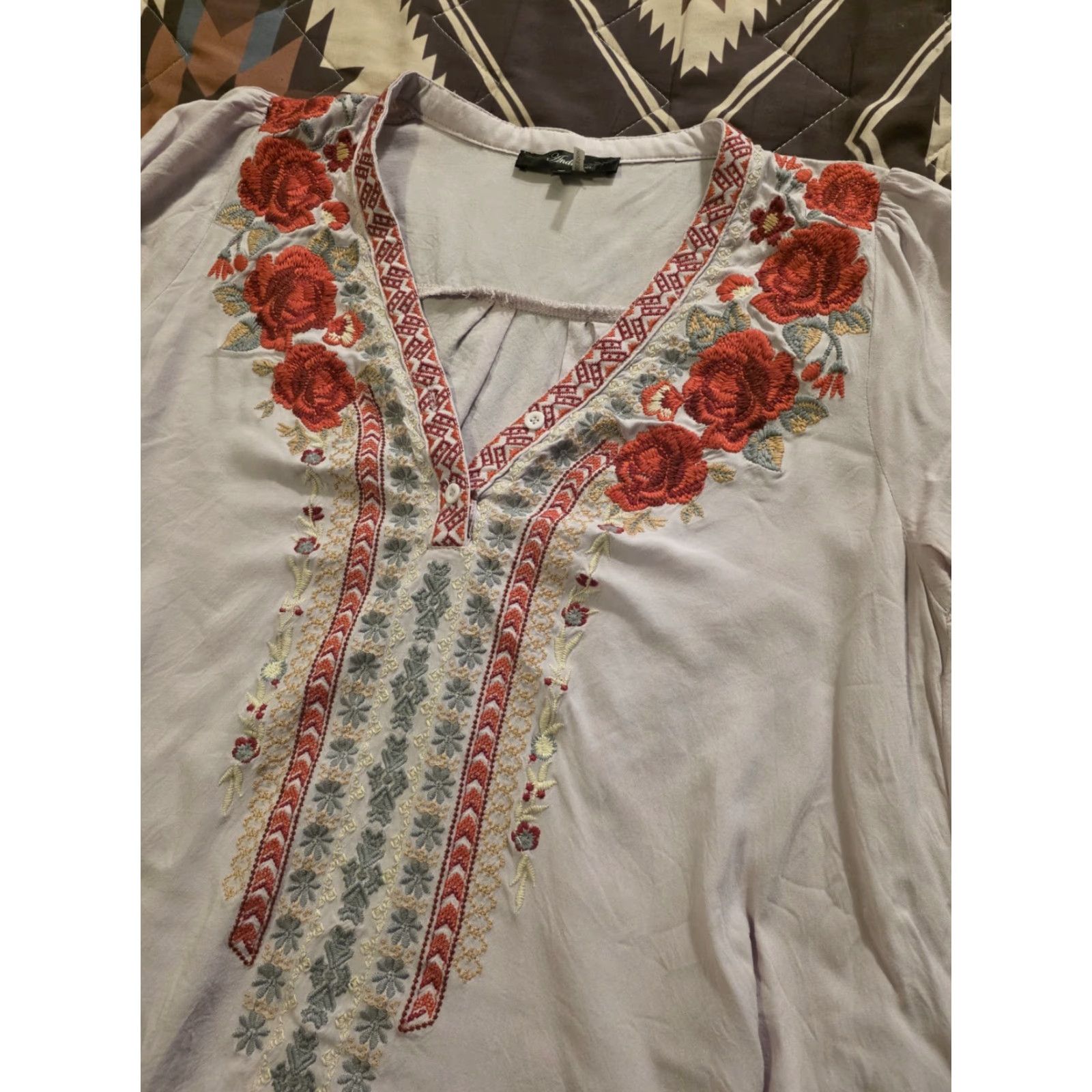 Vintage Andree By UNIT Embroidered Tunic Top 3/4 Sleeve Floral Boho Lavender Women S Tunic Blouse Purple V-Neck Relaxed Fit Casual Workwear Size S / US 4 / IT 40 - 2 Thumbnail