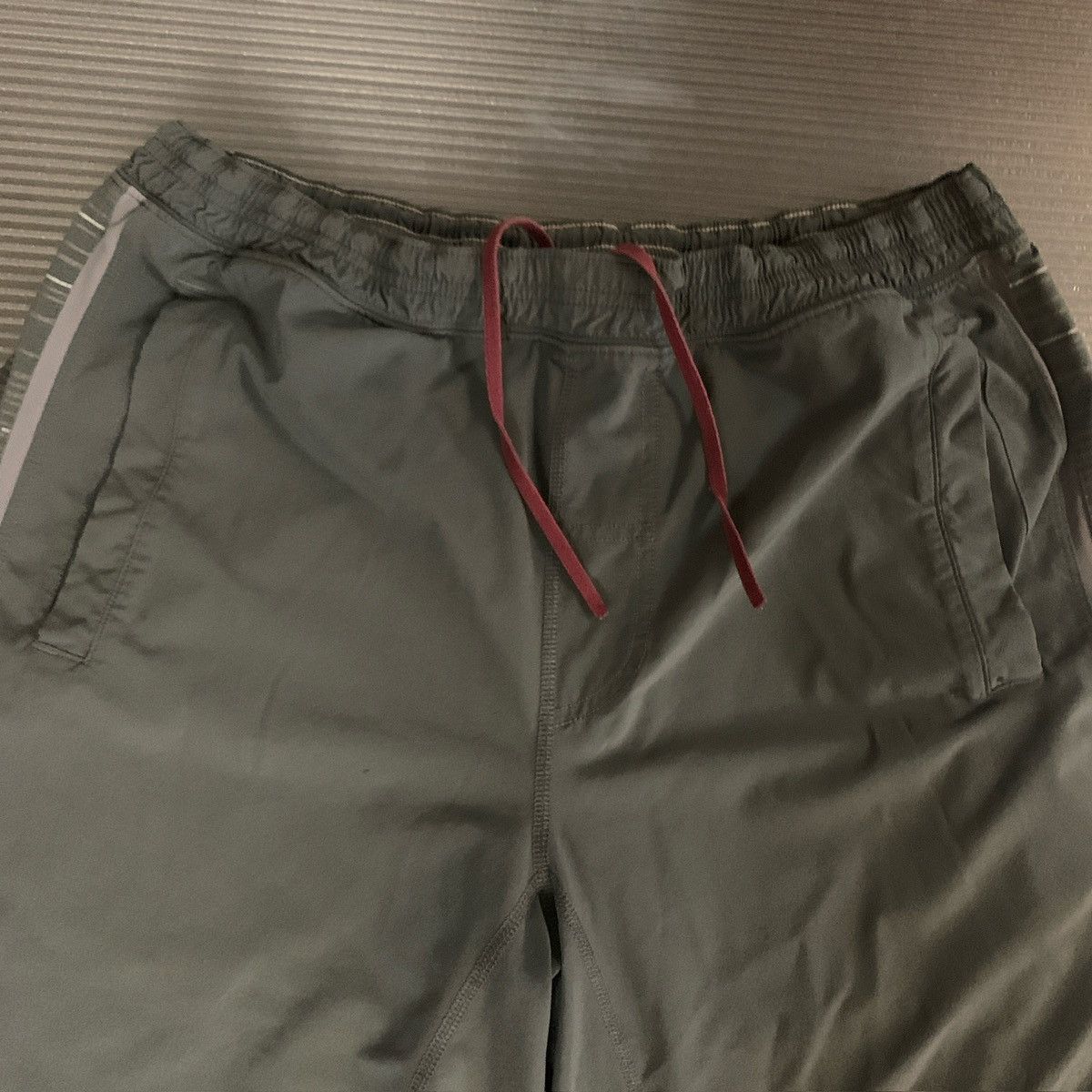 Lululemon Lululemon grey pace breaker lined 9” shorts XL Size US 38 / EU 54 - 5 Thumbnail