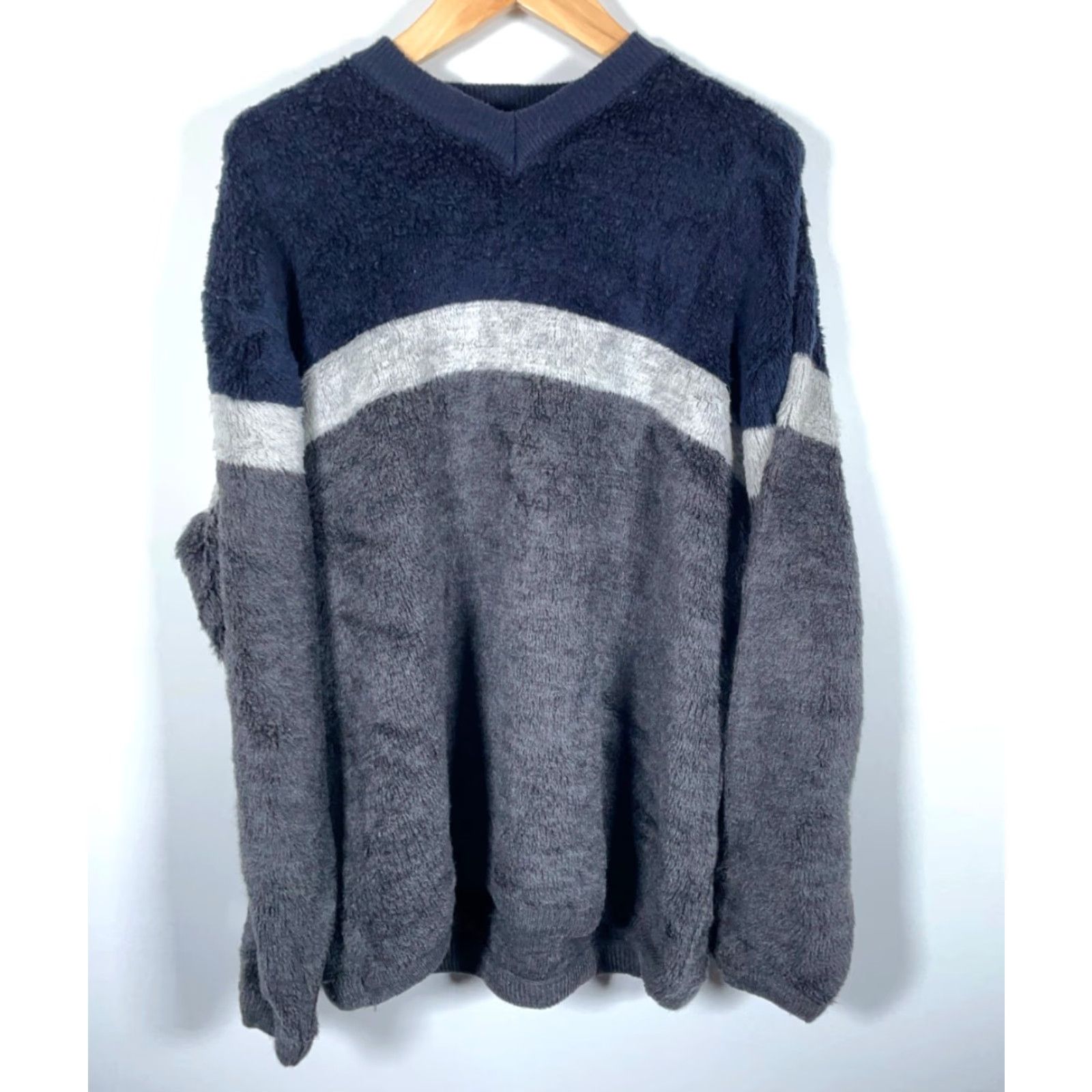 Vintage VINTAGE Bullhead Sweater Men's XL Dark Gray V-Neck Oversized Plush Wool Acrylic Blend Knit 90s Hipster Retro Pullover Shirt/Top Pops Mens Size US XL / EU 56 / 4 - 2 Thumbnail