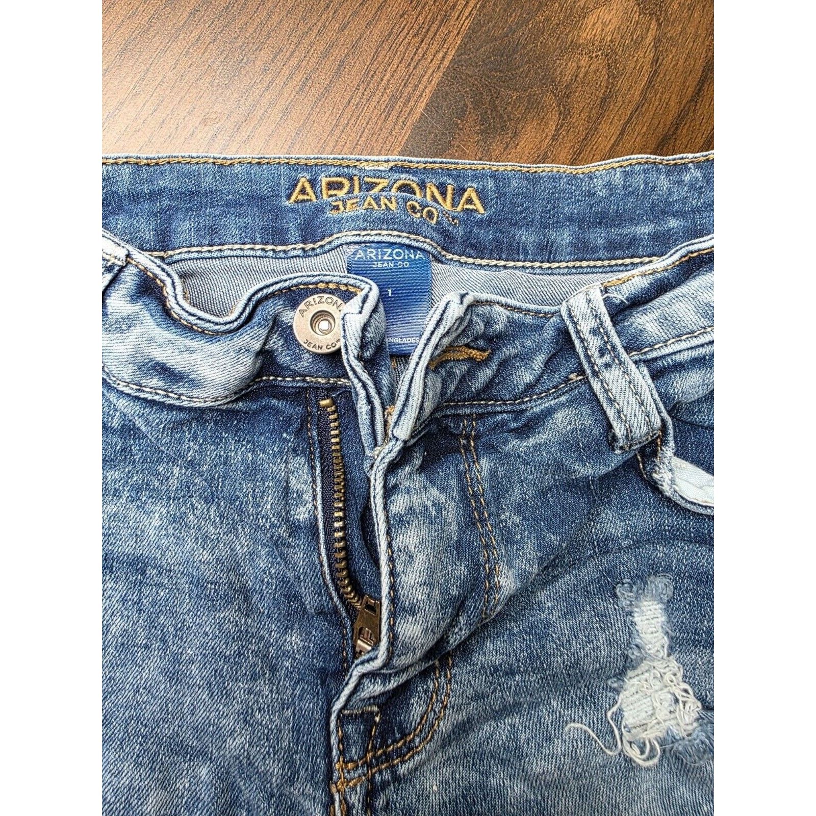 Arizona Jean Co. Arizona distressed jean shorts. soft & stretchy size 1 Size 25" / US 0 / IT 36 - 4 Thumbnail
