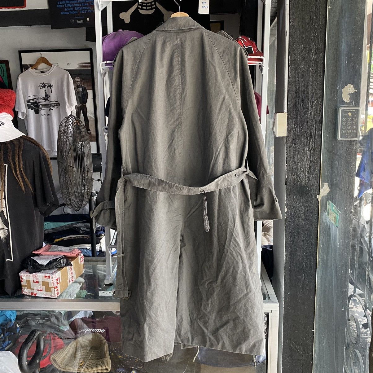 Yves Saint Laurent Vintage Yves Saint Laurent diffusion Hommes Trench coat Size US L / EU 52-54 / 3 - 2 Thumbnail