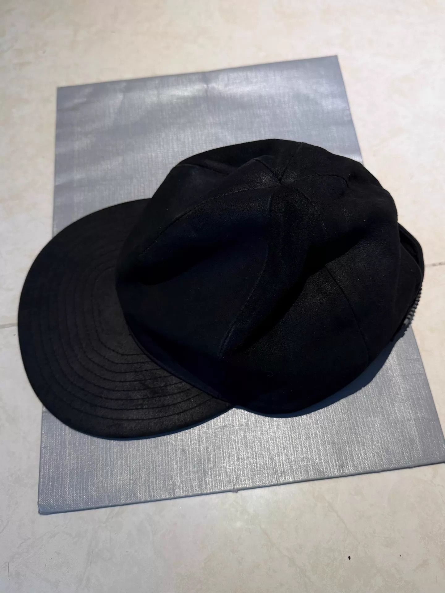 Julius julius_7 dark distressed suede & lambskin RIRI zipper cap Size ONE SIZE - 5 Thumbnail