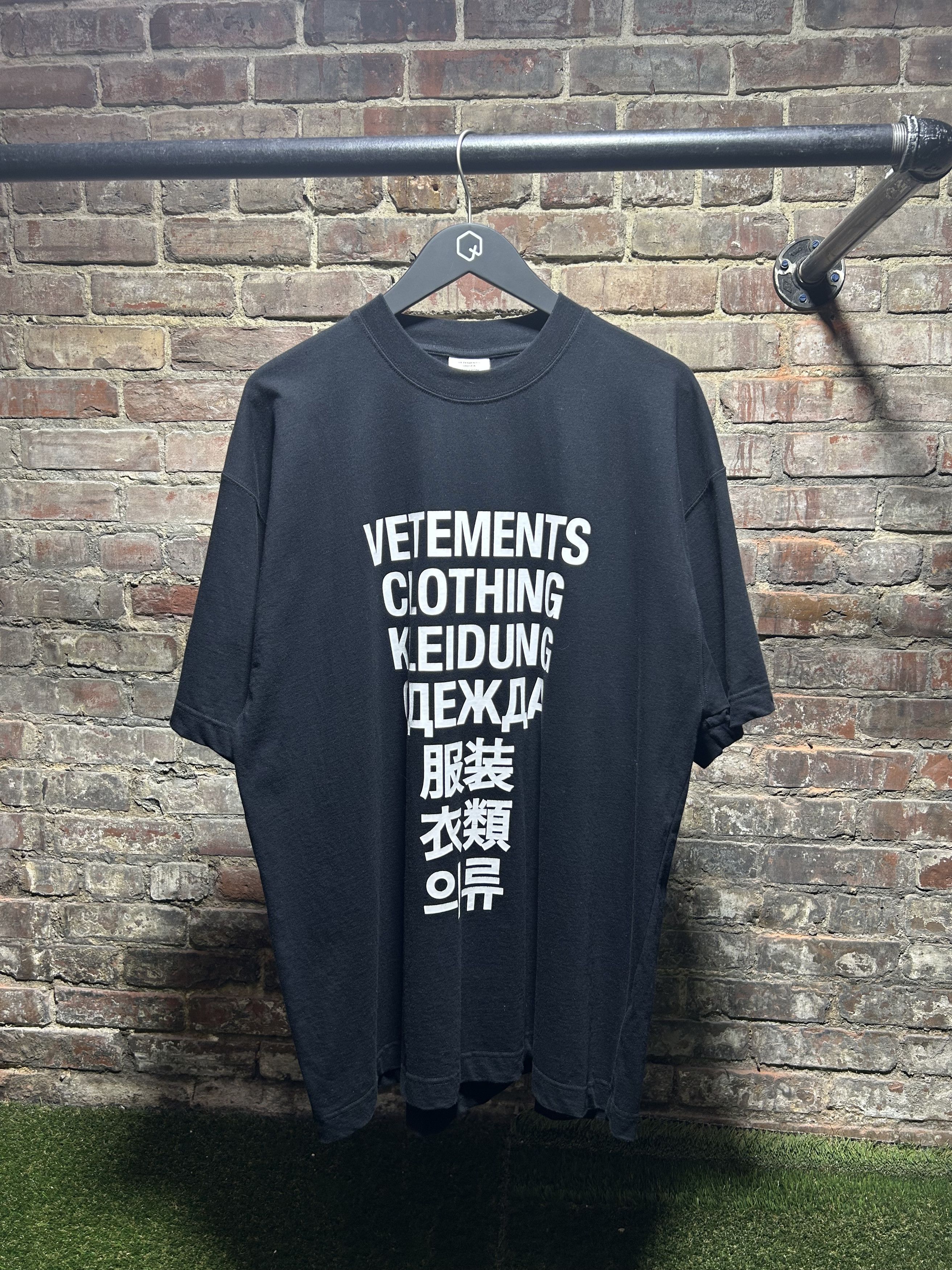 Vetements Vetements Translation Logo Tee Size US XS / EU 42 / 0 - 1 Thumbnail