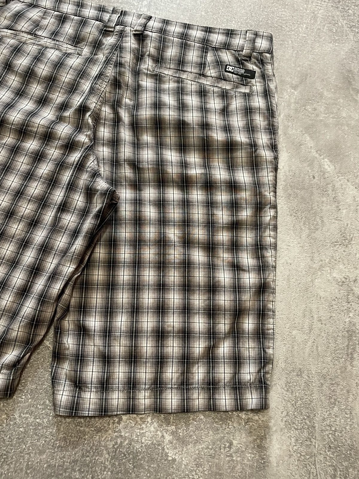 DC × Vintage Vintage DC Shoes Skateboarding Checkered Shorts Size S Size US 30 / EU 46 - 13 Thumbnail