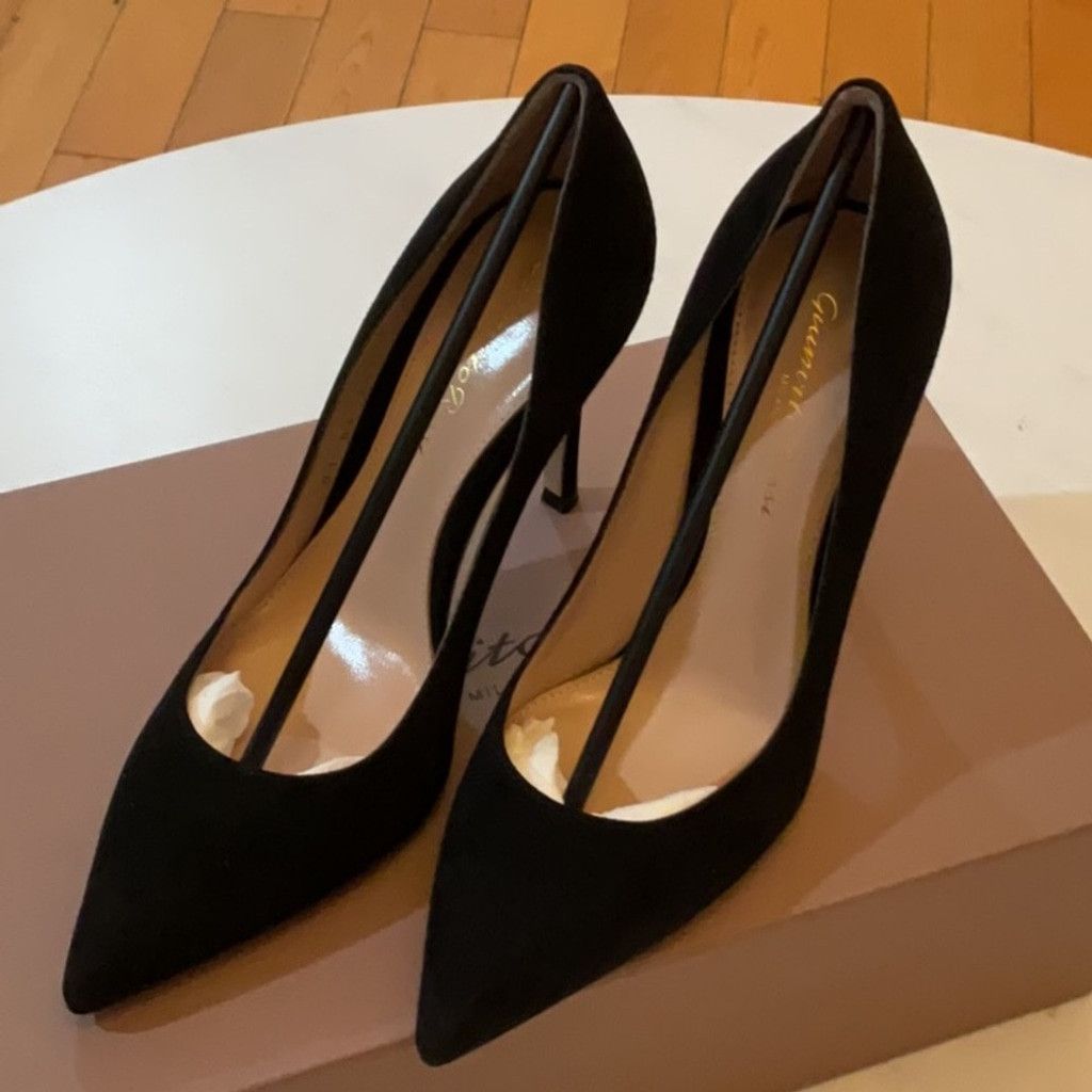 Gianvito Rossi Gianvito Rossi Suede Gianvito Pumps in Black, EU Size: 35 Size US 5 / IT 35 - 8 Thumbnail