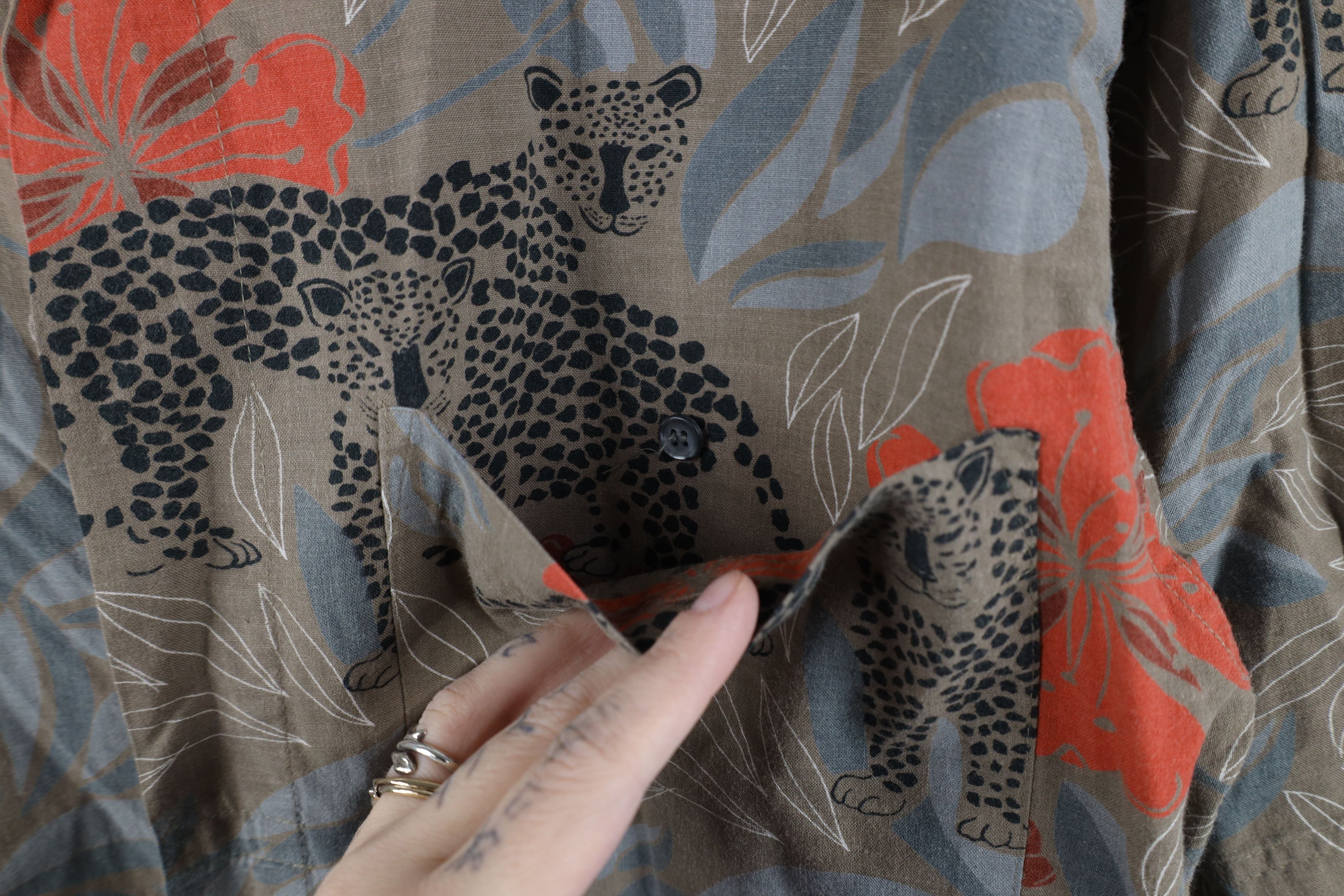 Vintage Vintage 90s Streetwear Flower Leopard Hawaiian Button Shirt Size US S / EU 44-46 / 1 - 5 Thumbnail