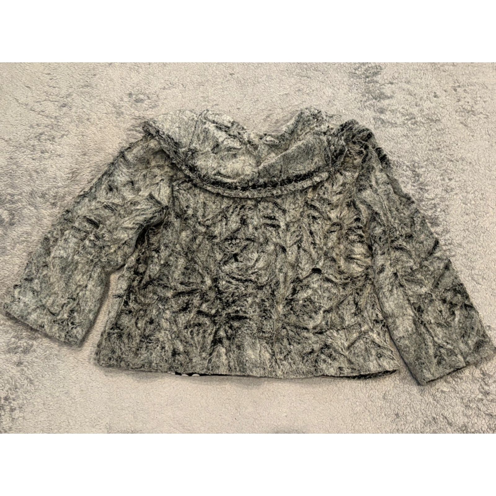 Vintage CAbi #626 Chinchilly Soft Faux Fur Button Down Wide Collar Womens Medium Jacket Woman Regular Grey Chinchilly Faux Fur Size M / US 6-8 / IT 42-44 - 5 Thumbnail
