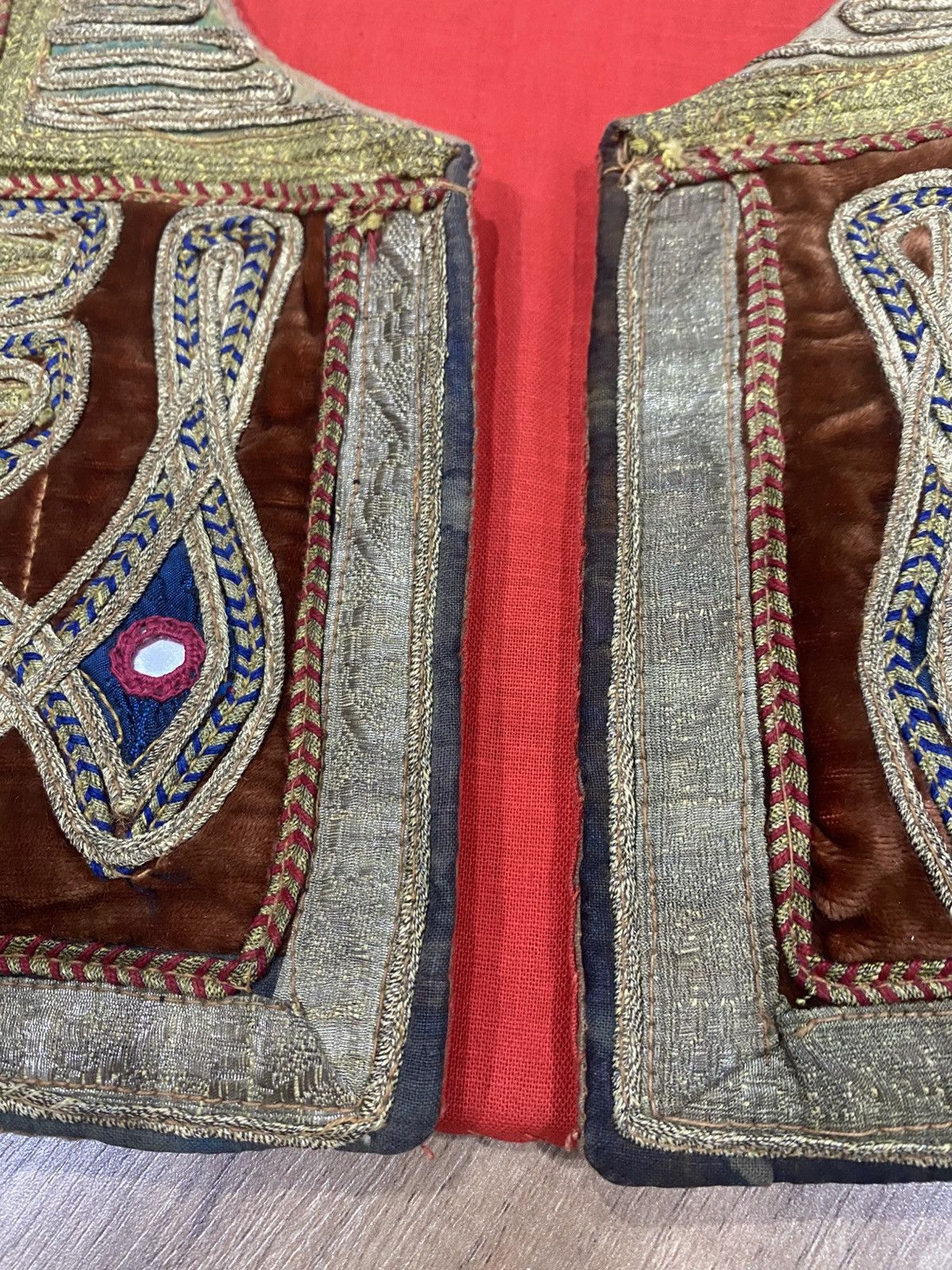 Vintage Vintage Afghan Vest Velvet Metallic Thread Embroidered Size US S / EU 44-46 / 1 - 10 Thumbnail