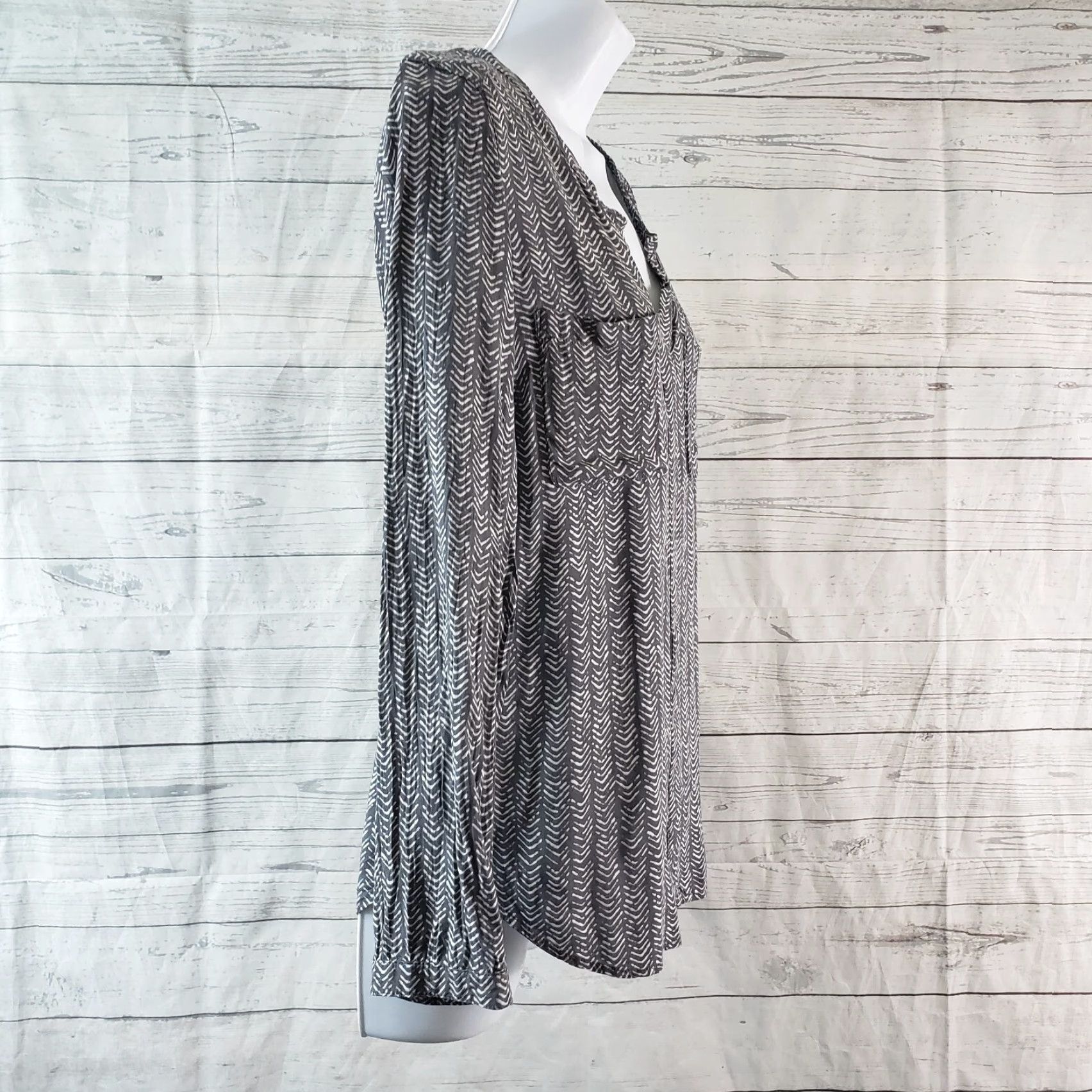 Eddie Bauer Eddie Bauer Womens Button Front Shirt XS Gray Long Sleeve Rayon Blouse Womens XS Gray Long Sleeve Rayon Size XS / US 0-2 / IT 36-38 - 2 Thumbnail