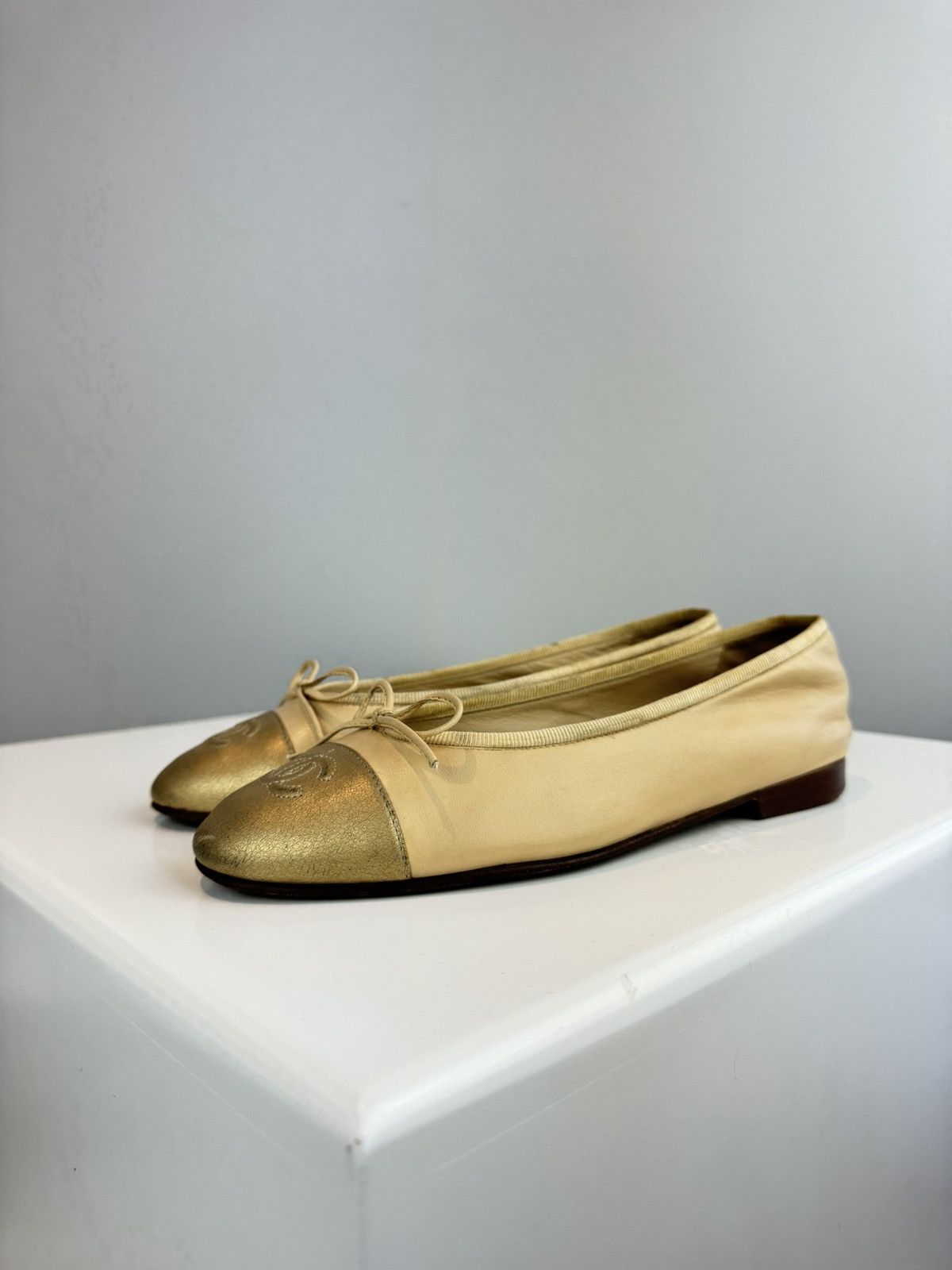 Chanel CHANEL BEIGE CC. LOGO BALLERINA FLATS Size US 6 / IT 36 - 7 Thumbnail