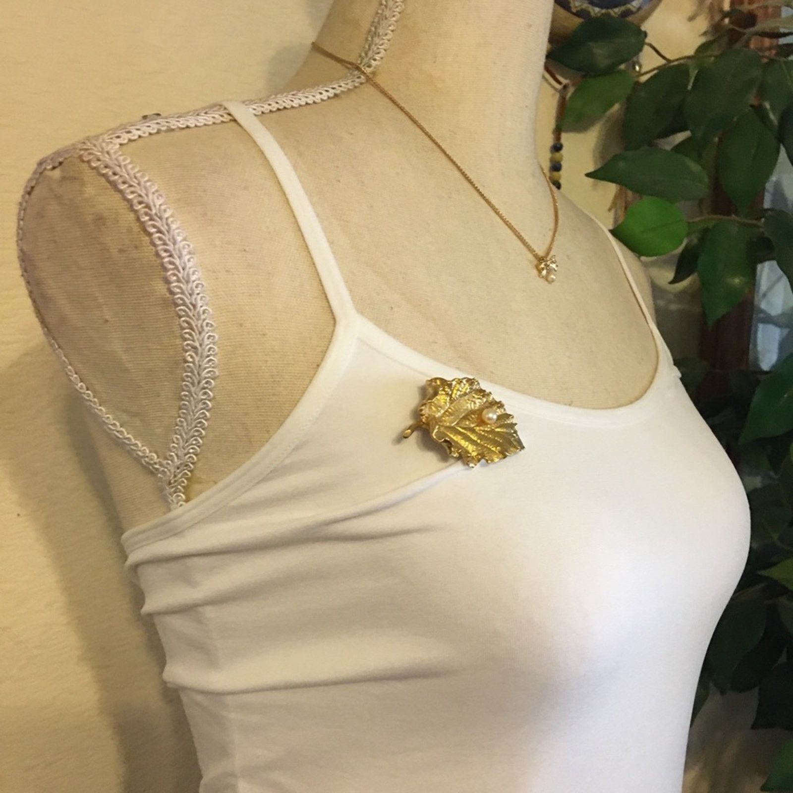Vintage Vintage 70s gold tone leaf pearl accent brooch Size ONE SIZE - 4 Thumbnail