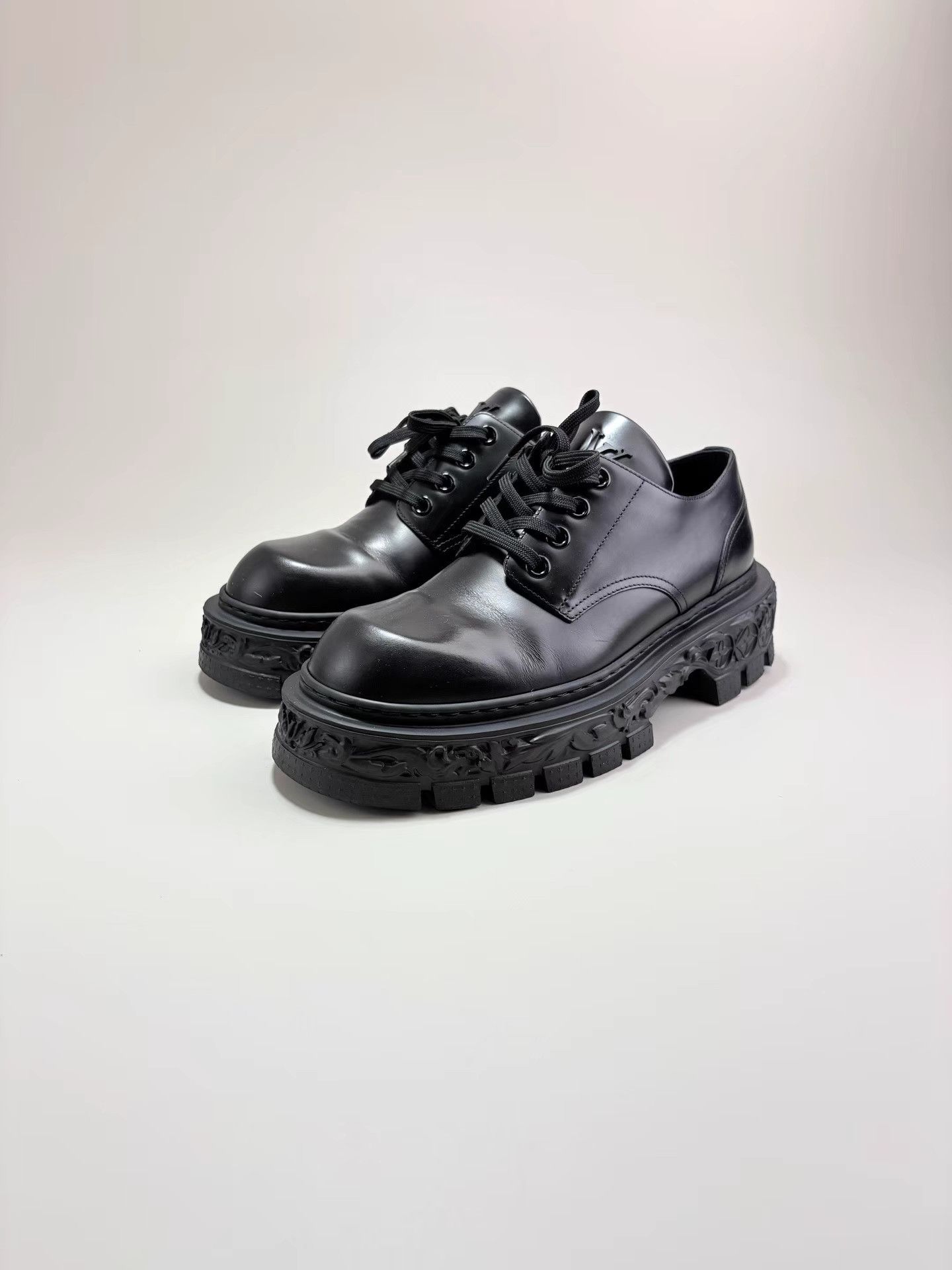 Louis Vuitton LOUIS VUITTON Black Carved Thick-soled Derby Shoes K1 Size US 7 / EU 40 - 1 Thumbnail