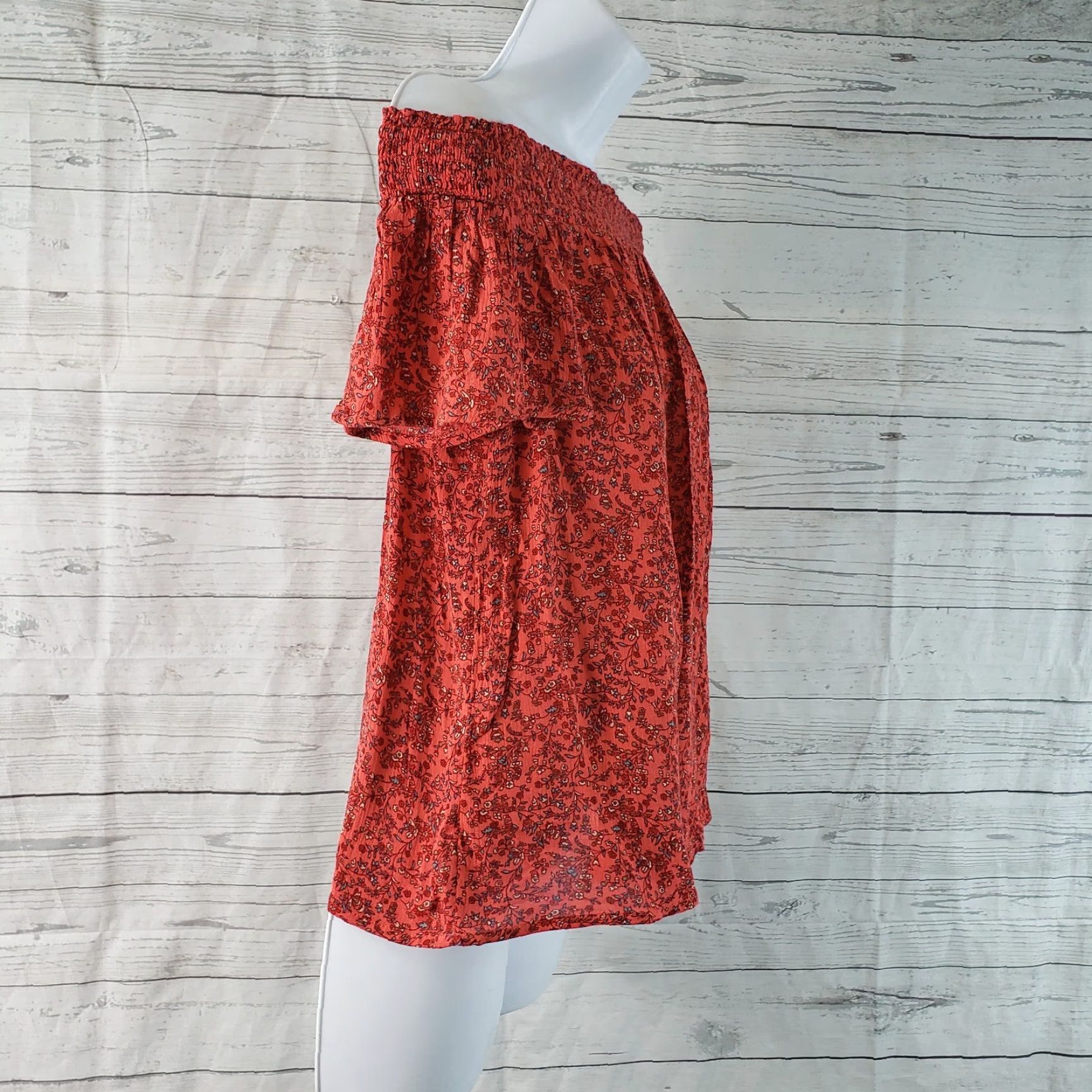 Old Navy **Red Floral Off the Shoulder Top Size XS Women's Rayon** User: Red Floral Off the Shoulder Top Size XS Women's Rayon Size XS / US 0-2 / IT 36-38 - 2 Thumbnail