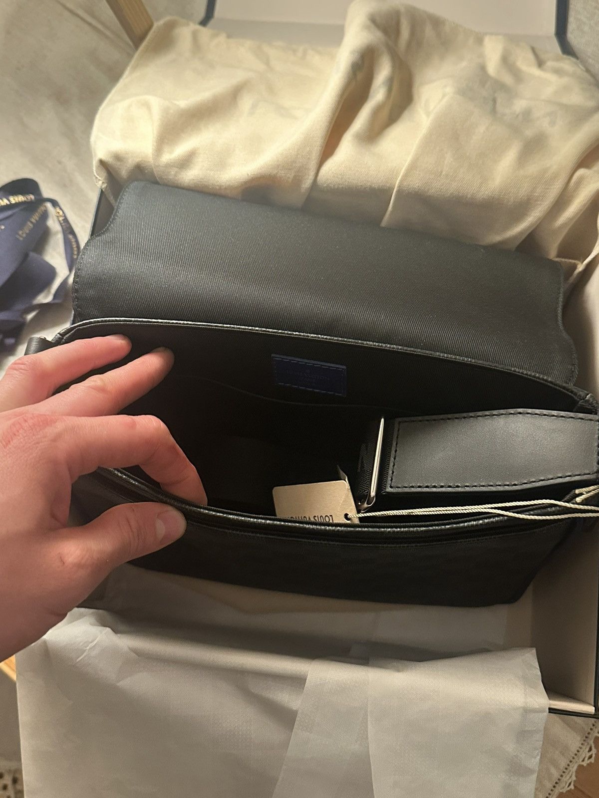 Louis Vuitton Louis Vuitton District Messenger Bag Size ONE SIZE - 7 Thumbnail