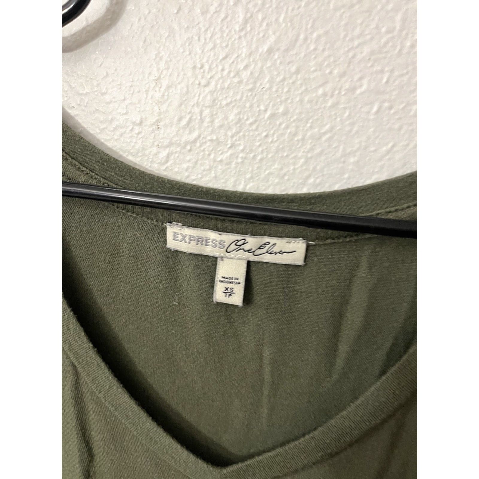 Express Express One Eleven T-Shirt Womens XS Green V Neck Short Sleeve Size XS / US 0-2 / IT 36-38 - 3 Thumbnail