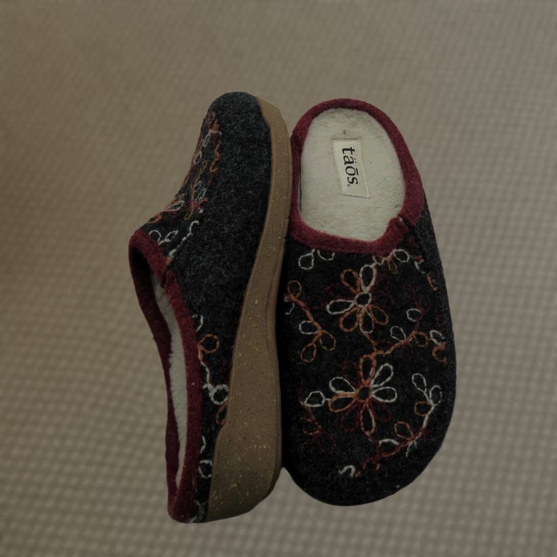 Taos Taos Women 10-10.5 Wool Clogs Red Woolderness 2 Embroidered Slip-On Comfort Size ONE SIZE - 1 Thumbnail