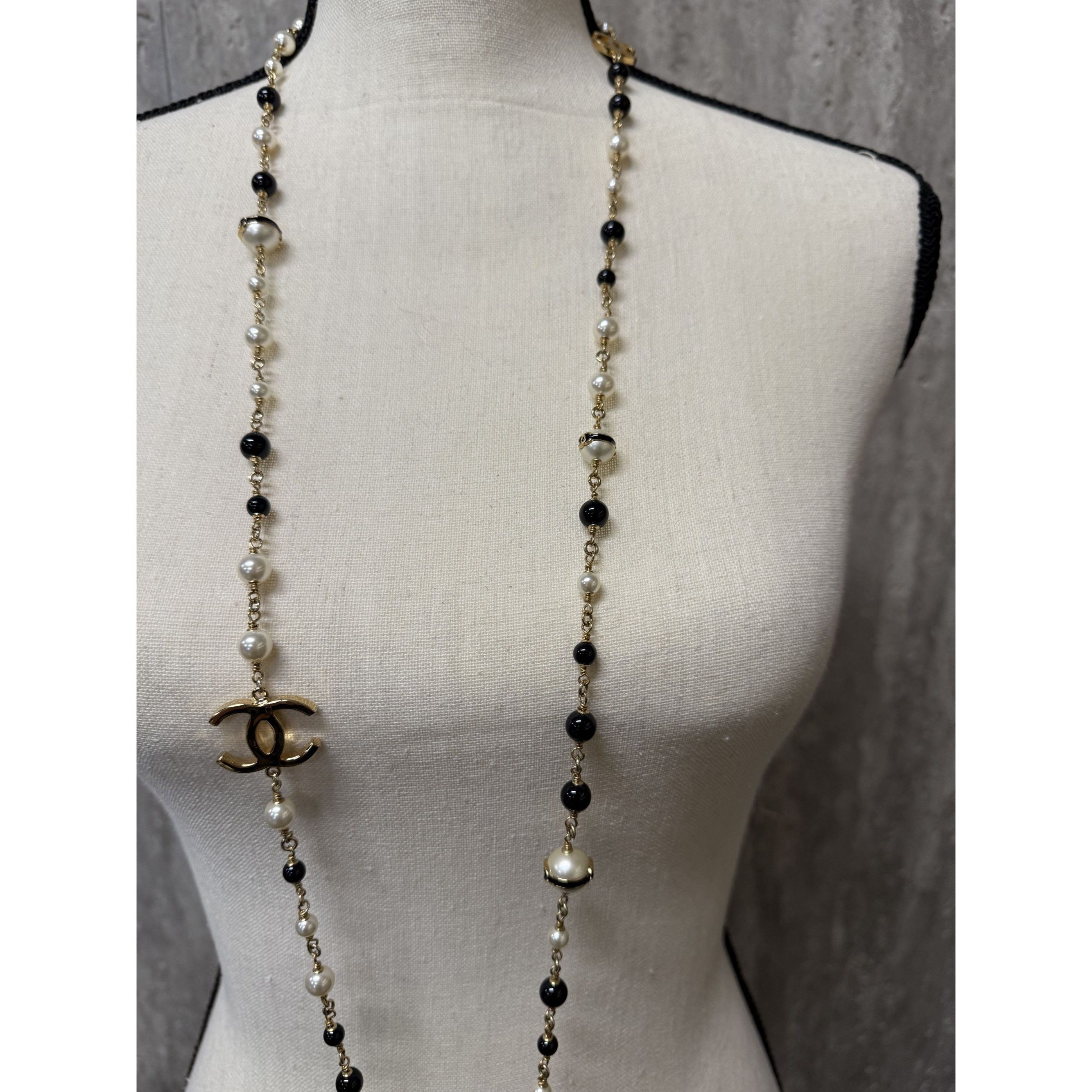 Chanel Chanel Long Pearl & Black Beaded Necklace With Gold CC Logo Size ONE SIZE - 14 Thumbnail