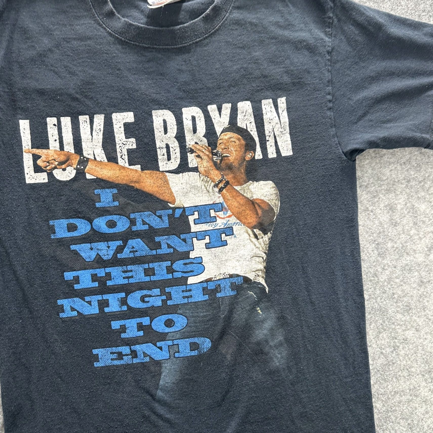 Hanes VINTAGE Luke Bryan Shirt T-Shirt Mens Large I Don’t Want This Night To End Tour Black Crew Neck Short Sleeve Hanes Heavyweight 100% Cotton Mens Size US L / EU 52-54 / 3 - 4 Thumbnail