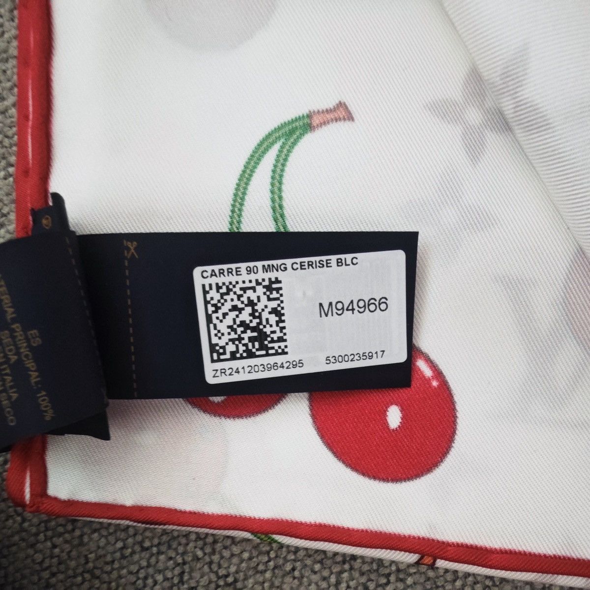 Louis Vuitton × Takashi Murakami Louis Vuitton x Murakami Cerise/Cherries silk scarf Size ONE SIZE - 7 Thumbnail