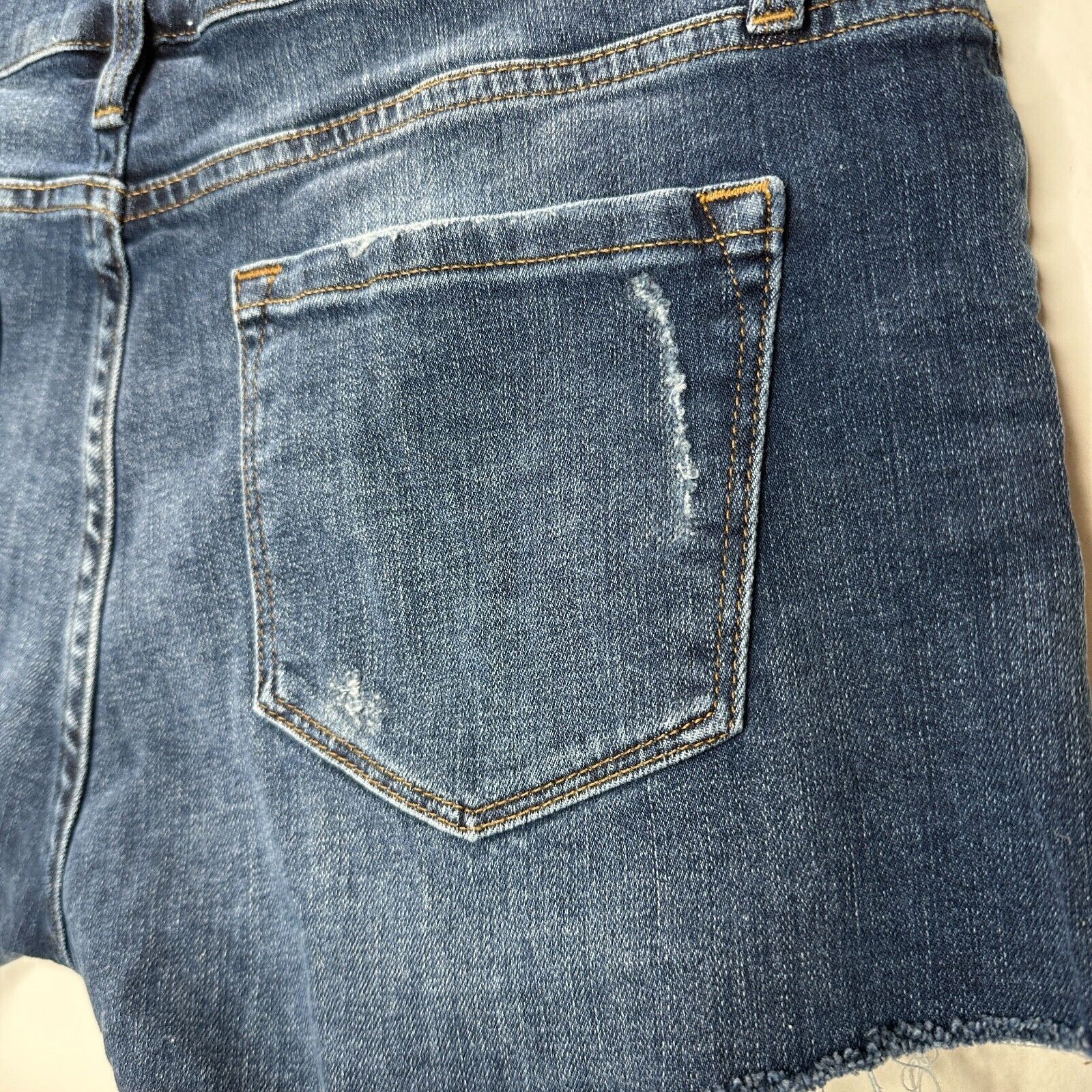 Frame Frame Le Cutoff Med Wash Distressed Raw Hem Jean Shorts 31 Size 28" / US 6 / IT 42 - 4 Thumbnail