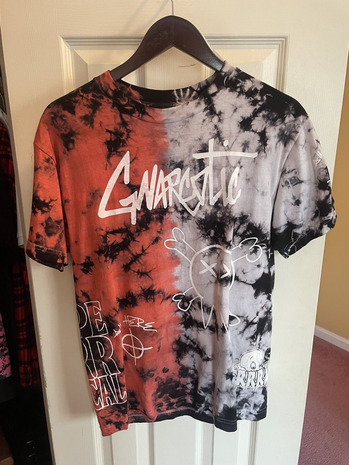 Gnarcotic Split Tee Red White