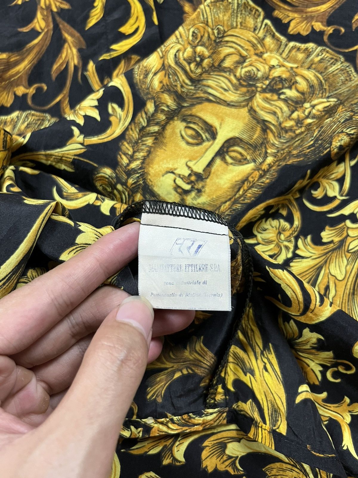 Versace Jeans Couture 90s Versace baroque silk Size US L / EU 52-54 / 3 - 9 Thumbnail