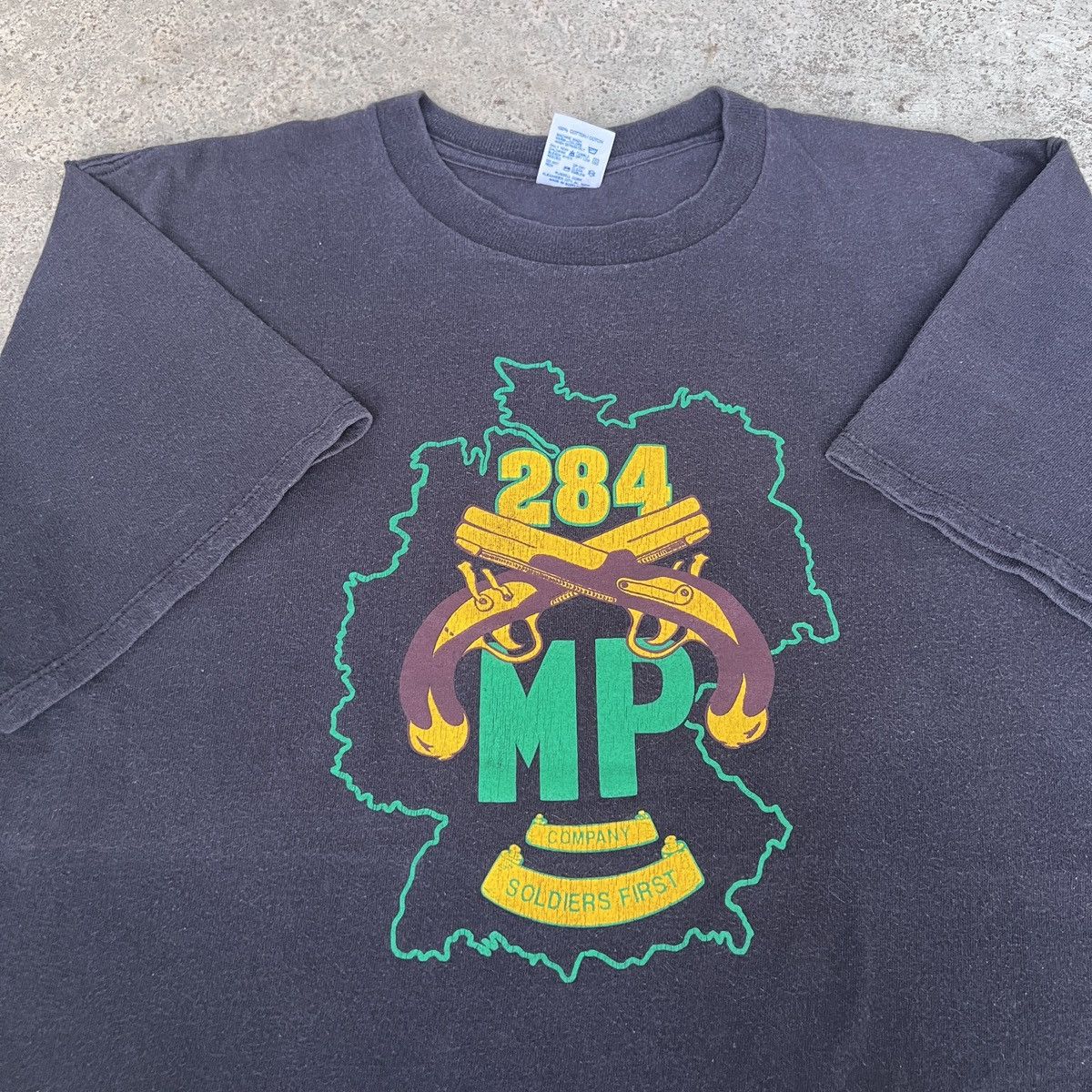 Vintage Vintage 90s 284 MP COMPANY SOLDIERS FIRST Military Tee Faded Size US XL / EU 56 / 4 - 1 Thumbnail