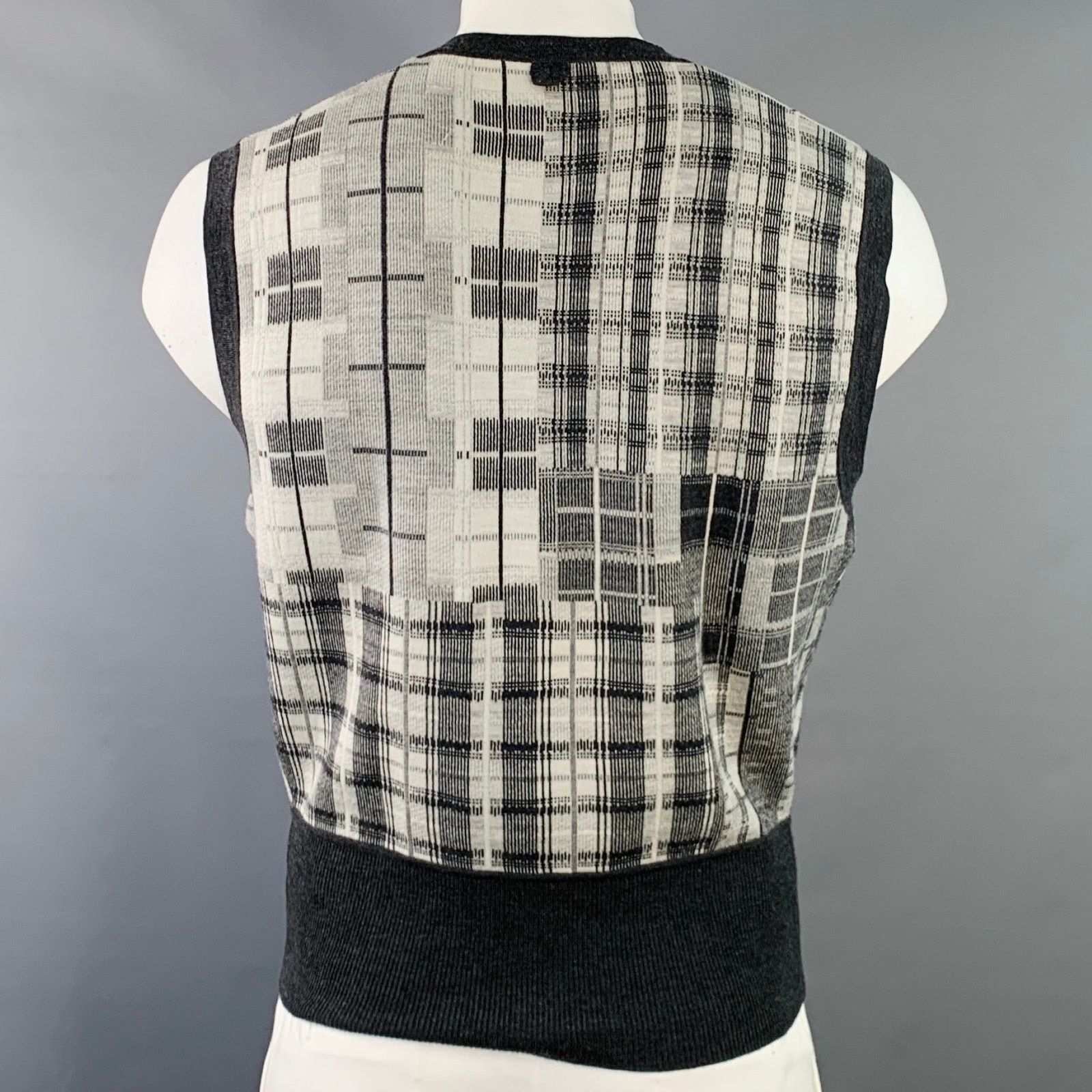Brooks Brothers Black Fleece BLACK FLEECE Size L Grey White Plaid Wool V-Neck Vest Size US L / EU 52-54 / 3 - 4 Thumbnail