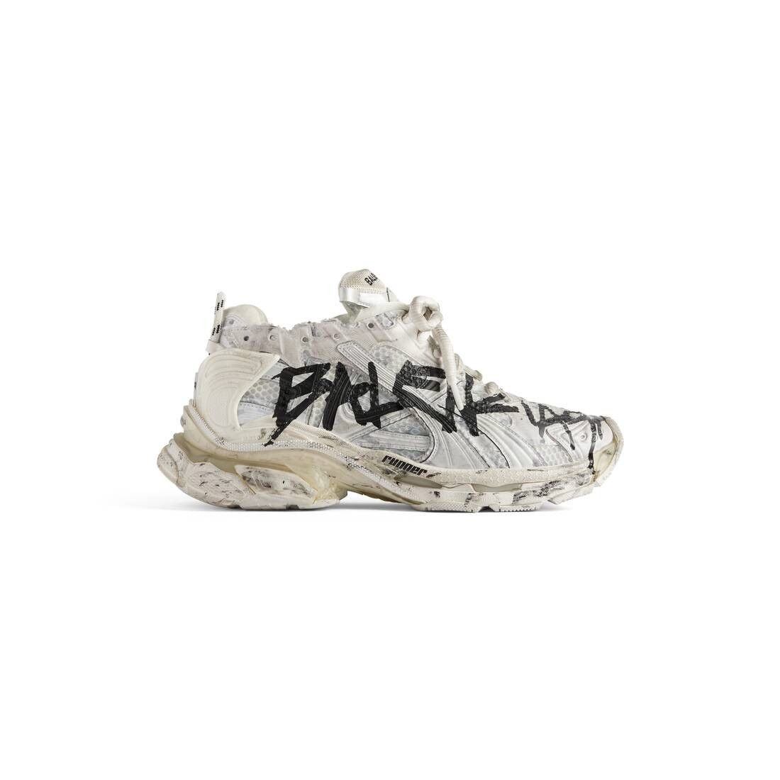 o1la1rc1a0325 Runner Graffiti Sneakers in White