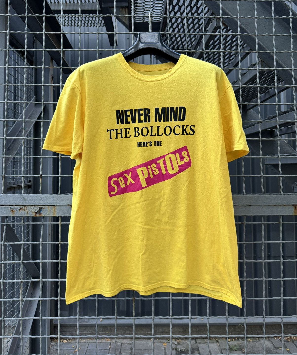 Band Tees Sex Pistols Never Mind The Bollocks T Shirt y2k Size US XL / EU 56 / 4 - 1 Thumbnail