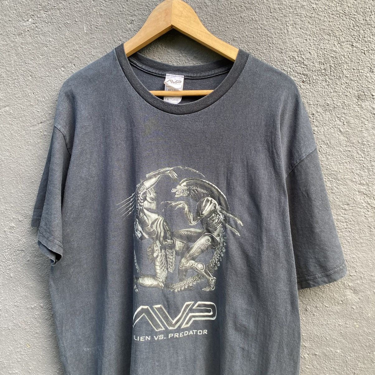 Vintage ERD GRUNGE Faded 2004 Alien Vs Predator Movie Promo Tee Size US XL / EU 56 / 4 - 2 Thumbnail