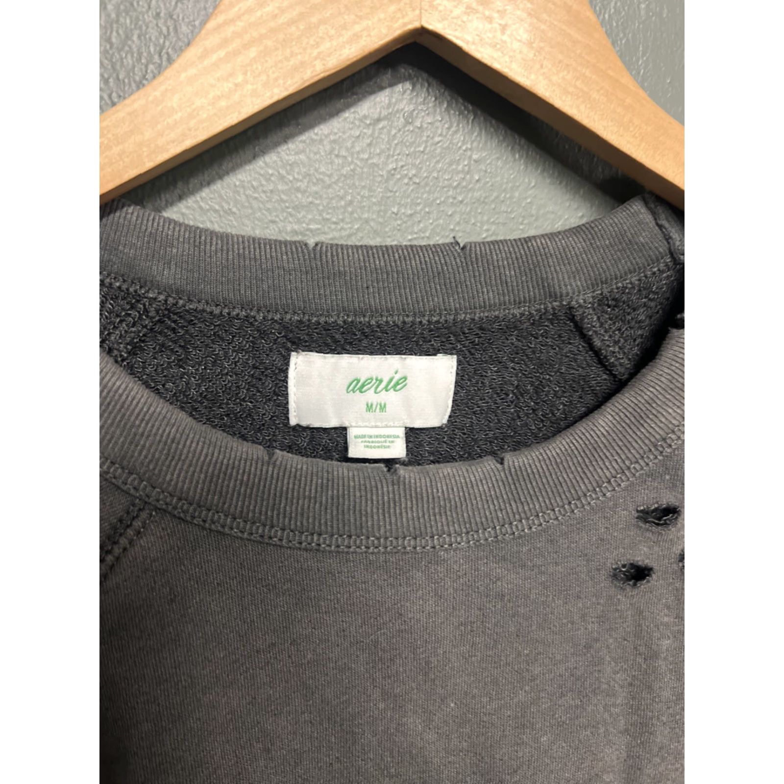 Vintage AERIE Womens Sweatshirt Crew Neck Gray Distressed Cropped Size M Size M / US 6-8 / IT 42-44 - 2 Thumbnail