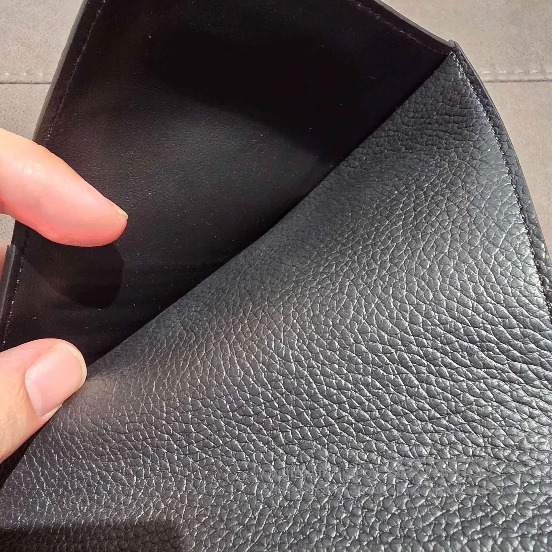 Louis Vuitton Louis Vuitton Relief sculpture of an old wallet and passpo Size ONE SIZE - 5 Thumbnail
