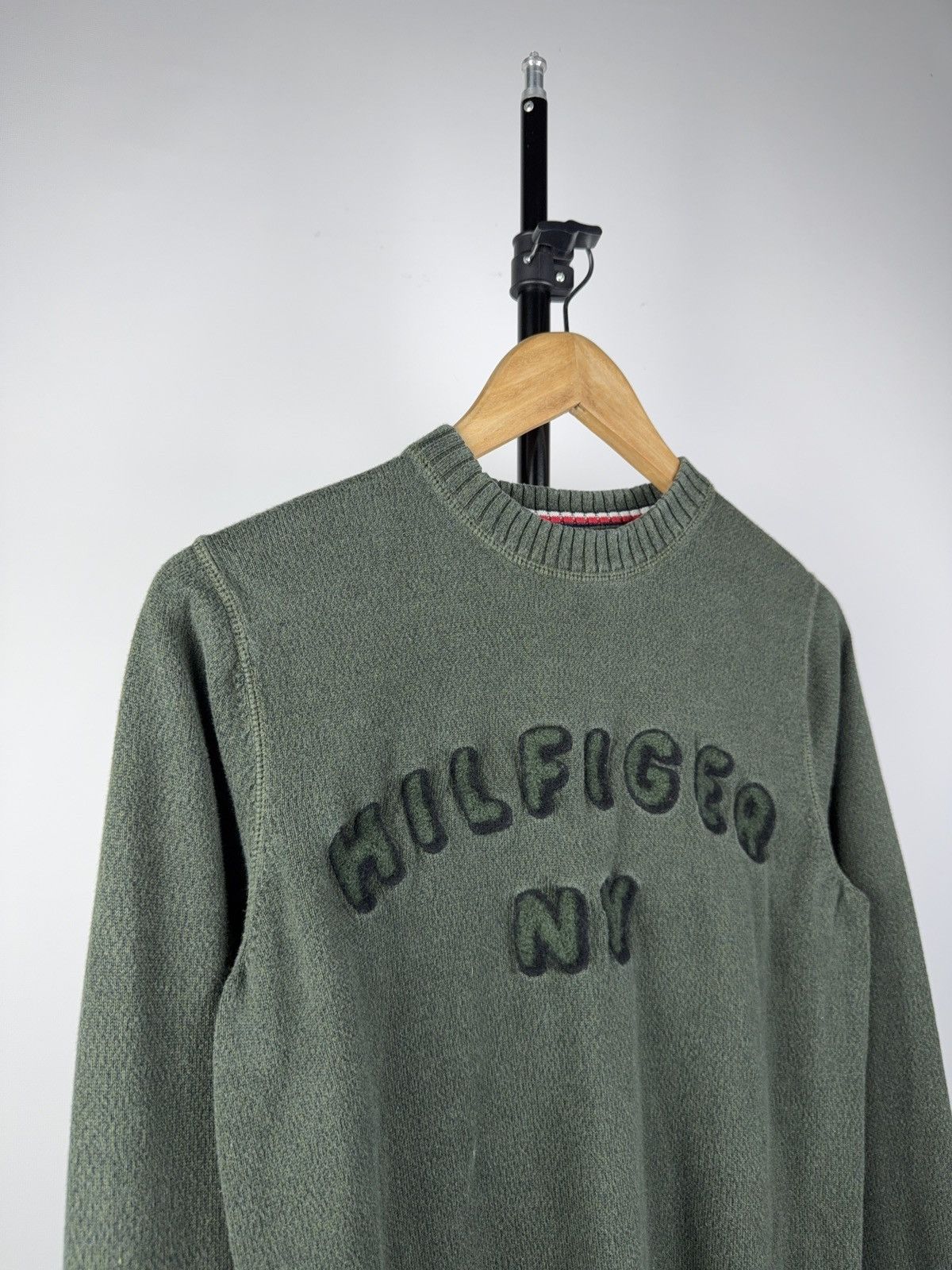 Tommy Hilfiger × Vintage Vintage washed faded Tommy Hilfiger Big Logo Sweater Size US XS / EU 42 / 0 - 2 Thumbnail