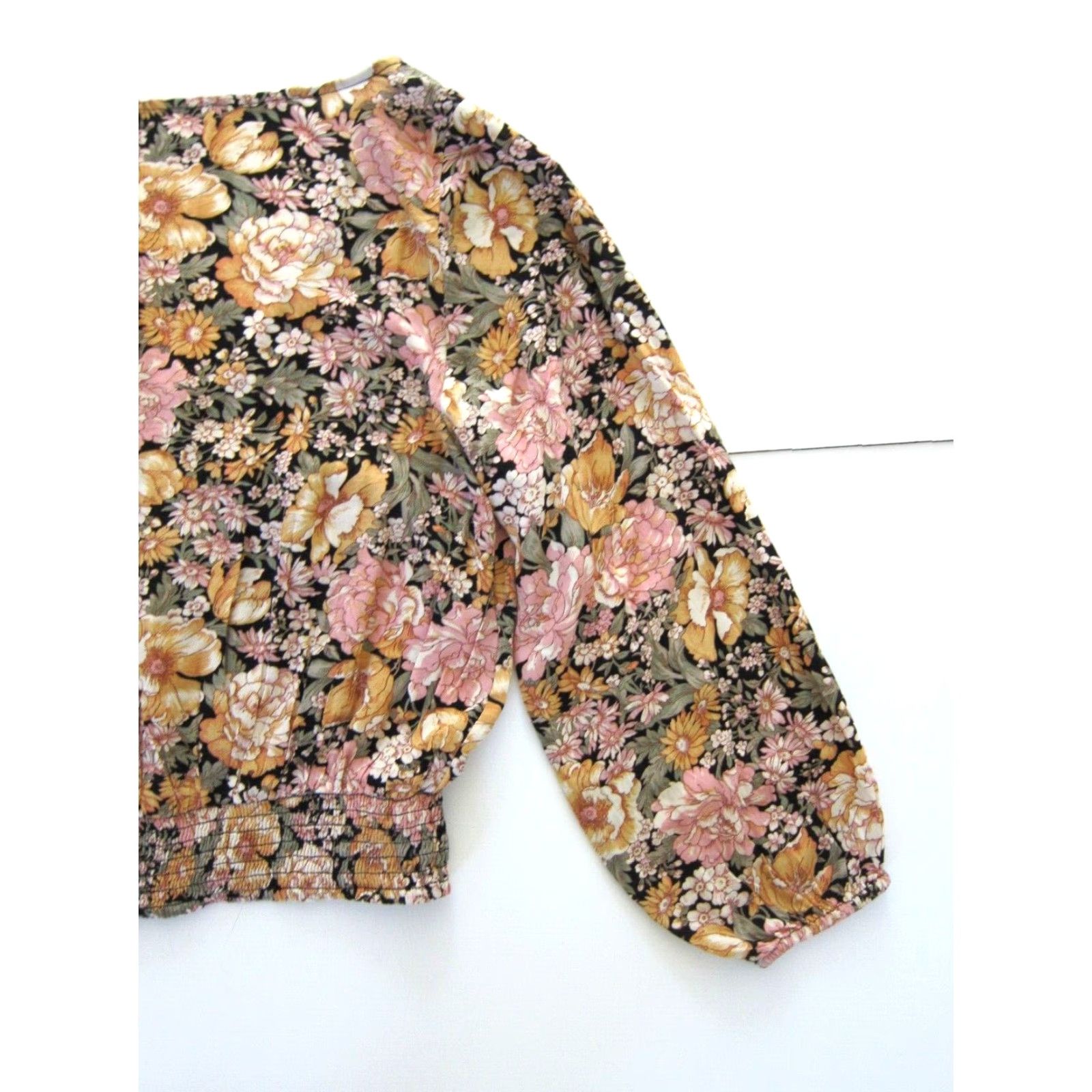 American Eagle Outfitters American Eagle Outfitters Blouse Shirt Womens Crop Floral Pink S 36" bust 19" pit to pit S Womens Pink Floral Cropped Long Sleeve V-Neck Blouse Size S / US 4 / IT 40 - 6 Thumbnail