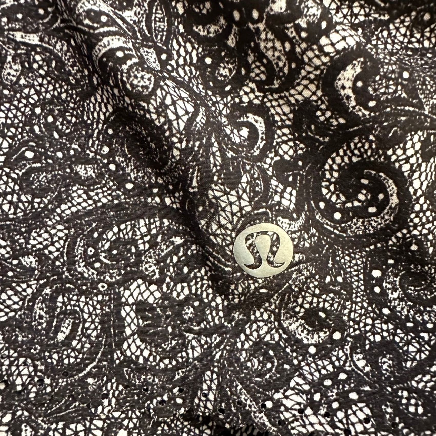 Lululemon Lululemon Hit it Short Mini Cinder Lace Paisley Scalloped Shorts Womens 8 Tall Size 30" / US 8 / IT 44 - 7 Thumbnail