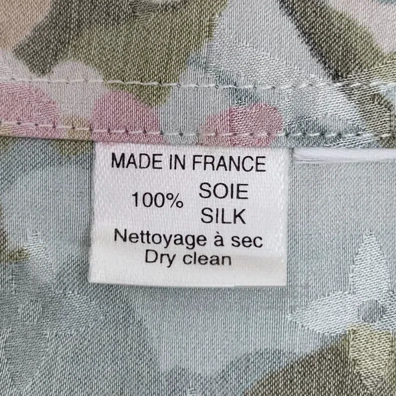 Louis Vuitton Louis Vuitton Color-block floral logo full-print silk lape Size US M / EU 48-50 / 2 - 6 Thumbnail