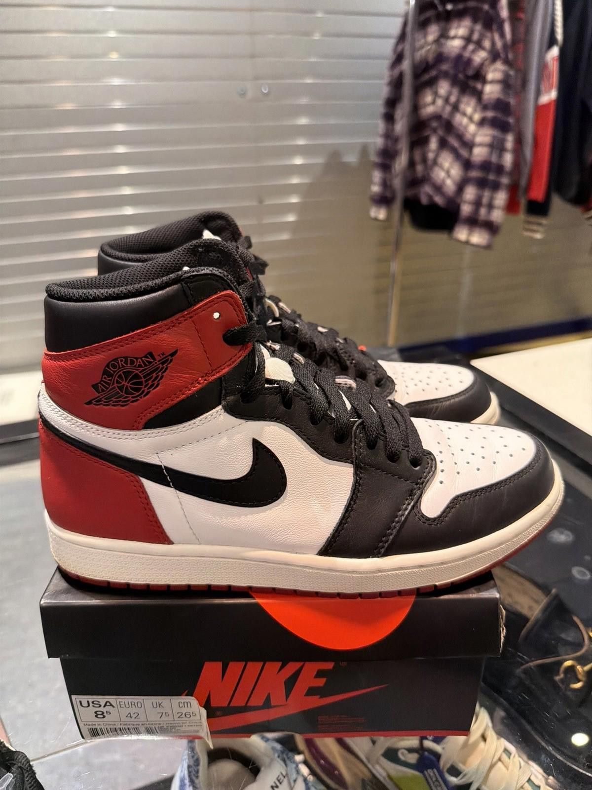 Jordan Brand Nike Air Jordan 1 Retro Black Toe Leather US 8.5 Men's Size US 8.5 / EU 41-42 - 12 Thumbnail