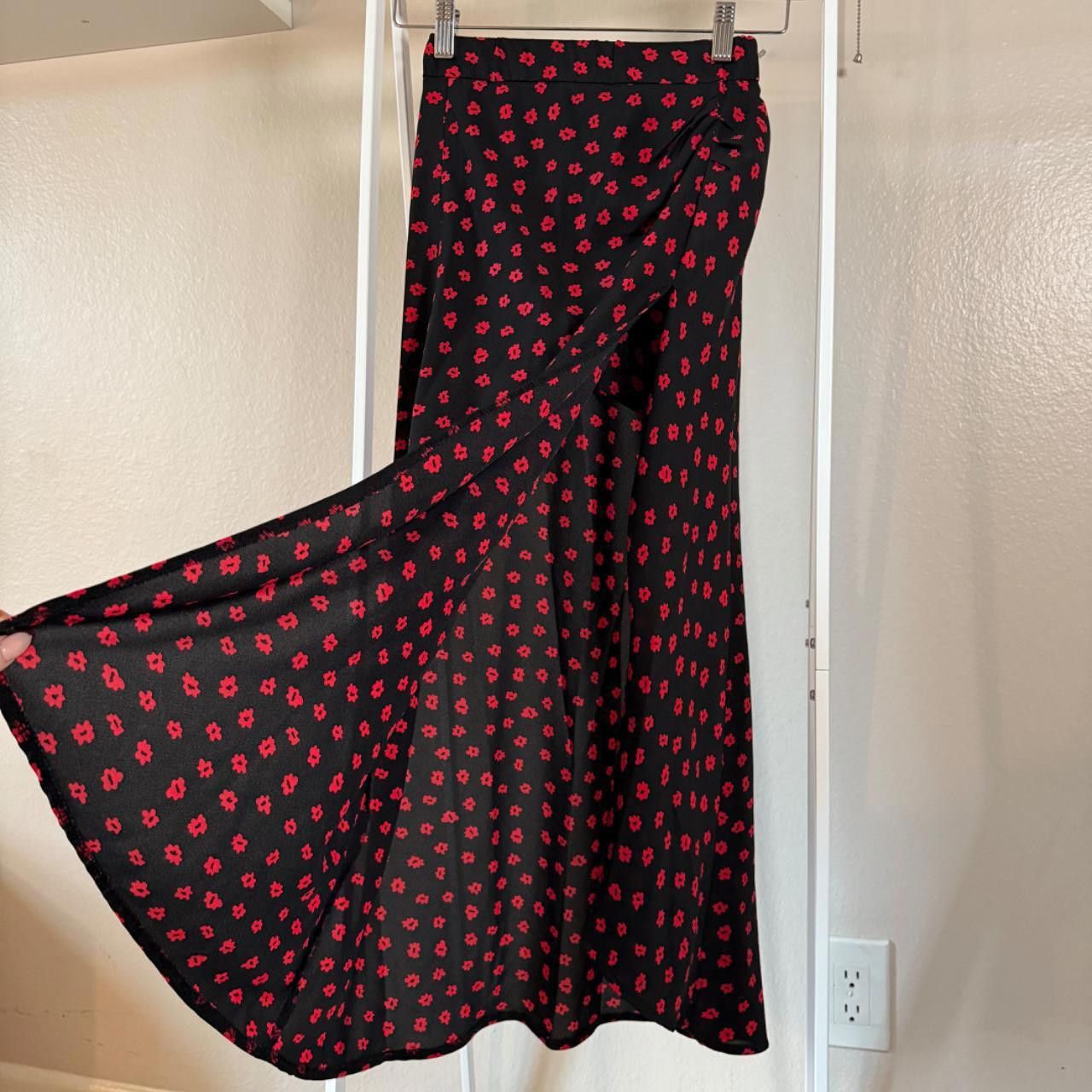 Designer princess polly black with red flower midi skirt❤️ Size 27" / US 4 / IT 40 - 2 Thumbnail