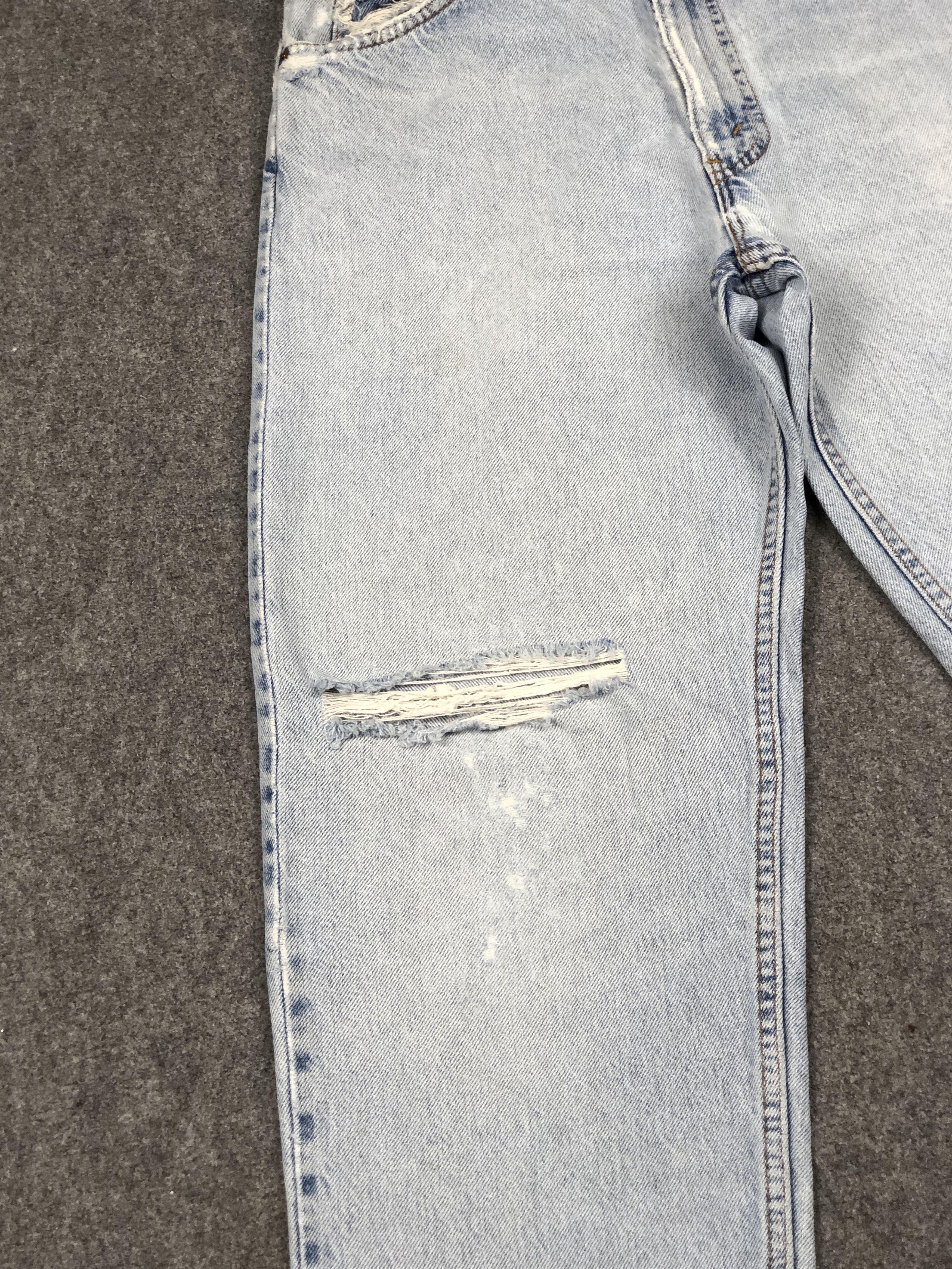 Levi's Distressed Vintage 90s Levis Light Washed Jeans DP2358 Size US 31 - 14 Thumbnail