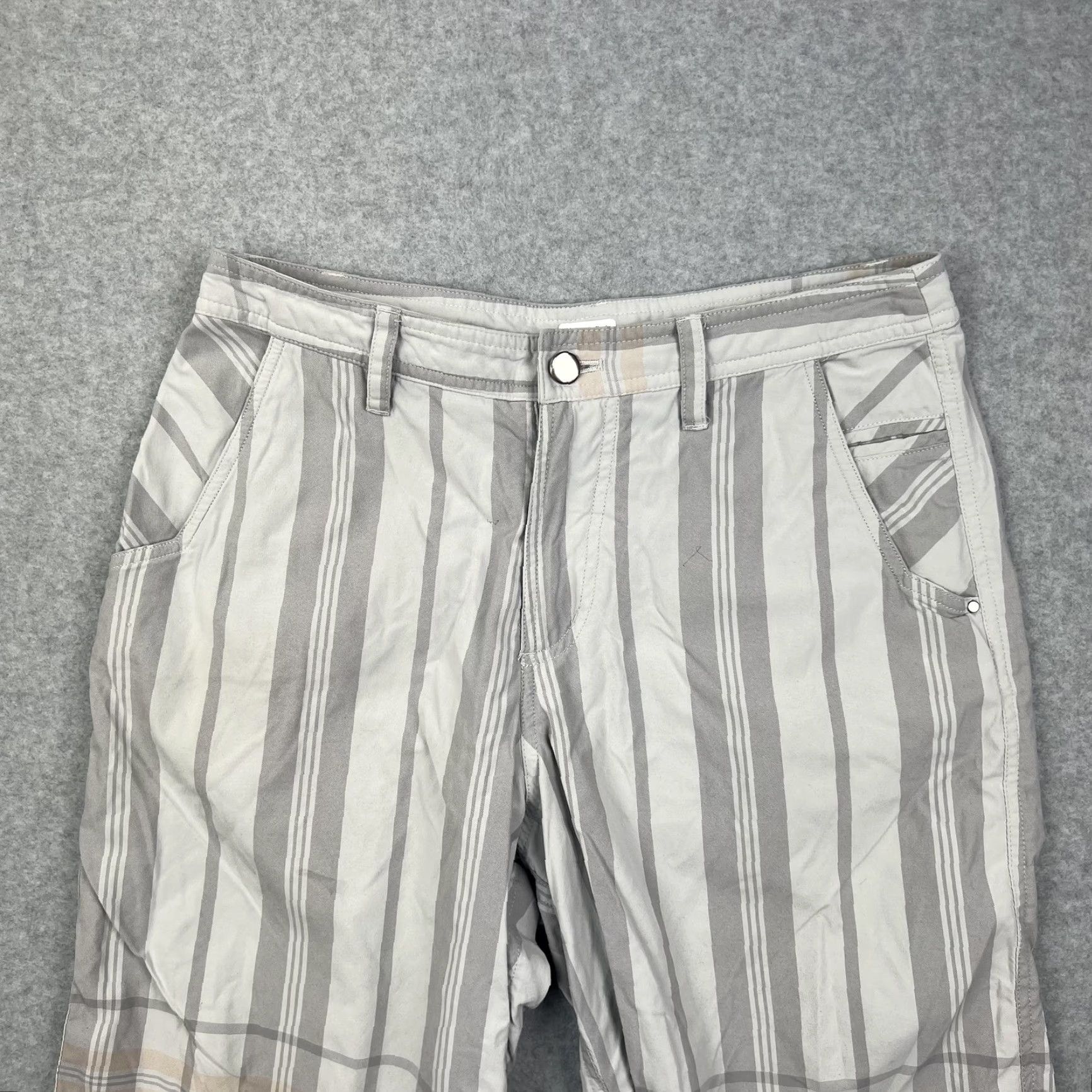 Lululemon Lululemon Shorts Mens 32 Gray White Striped Casual Golf Lightweight Chino Size US 32 / EU 48 - 4 Thumbnail