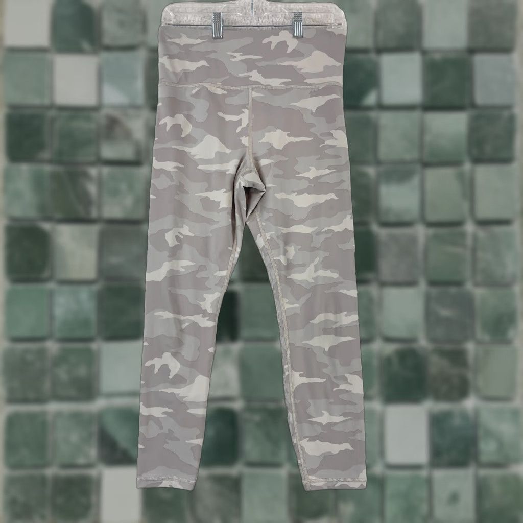 Athleta Athleta Elation 7/8 Tight Leggings Womens Medium Gray Camouflage Pull On Stretch Yoga Size 28" / US 6 / IT 42 - 1 Thumbnail