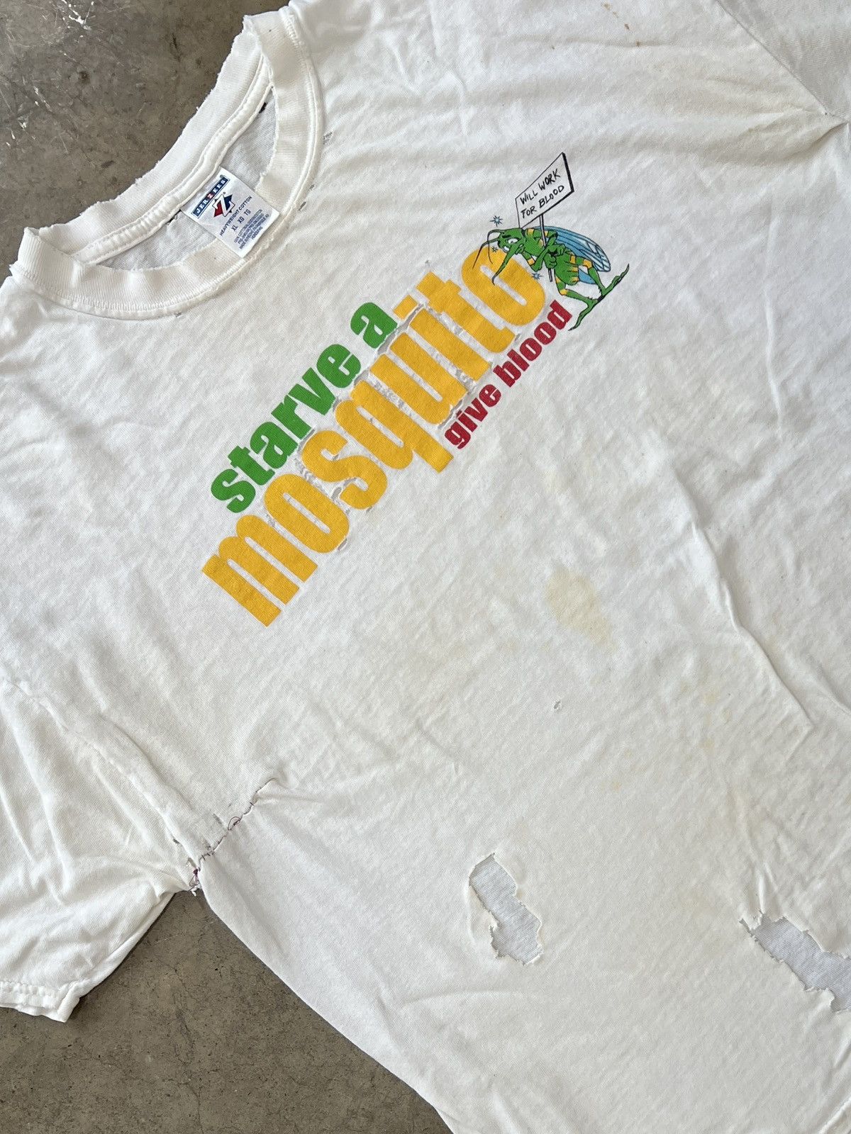 Vintage Vintage Blood Donation Starve a Mosquito Distressed Tee XL Size US XL / EU 56 / 4 - 1 Thumbnail