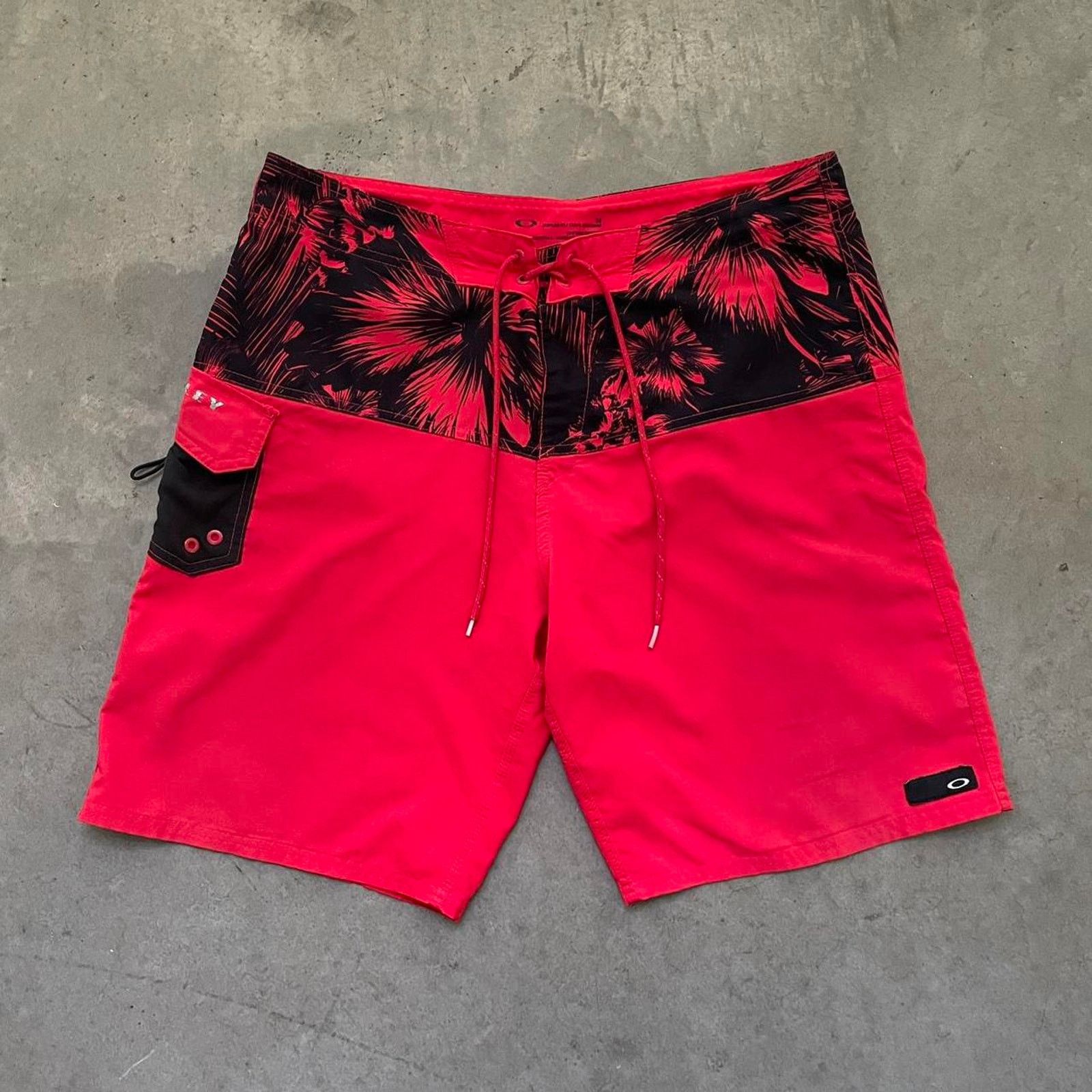 Oakley Oakley red pattern swim shorts Size US 36 / EU 52 - 1 Thumbnail