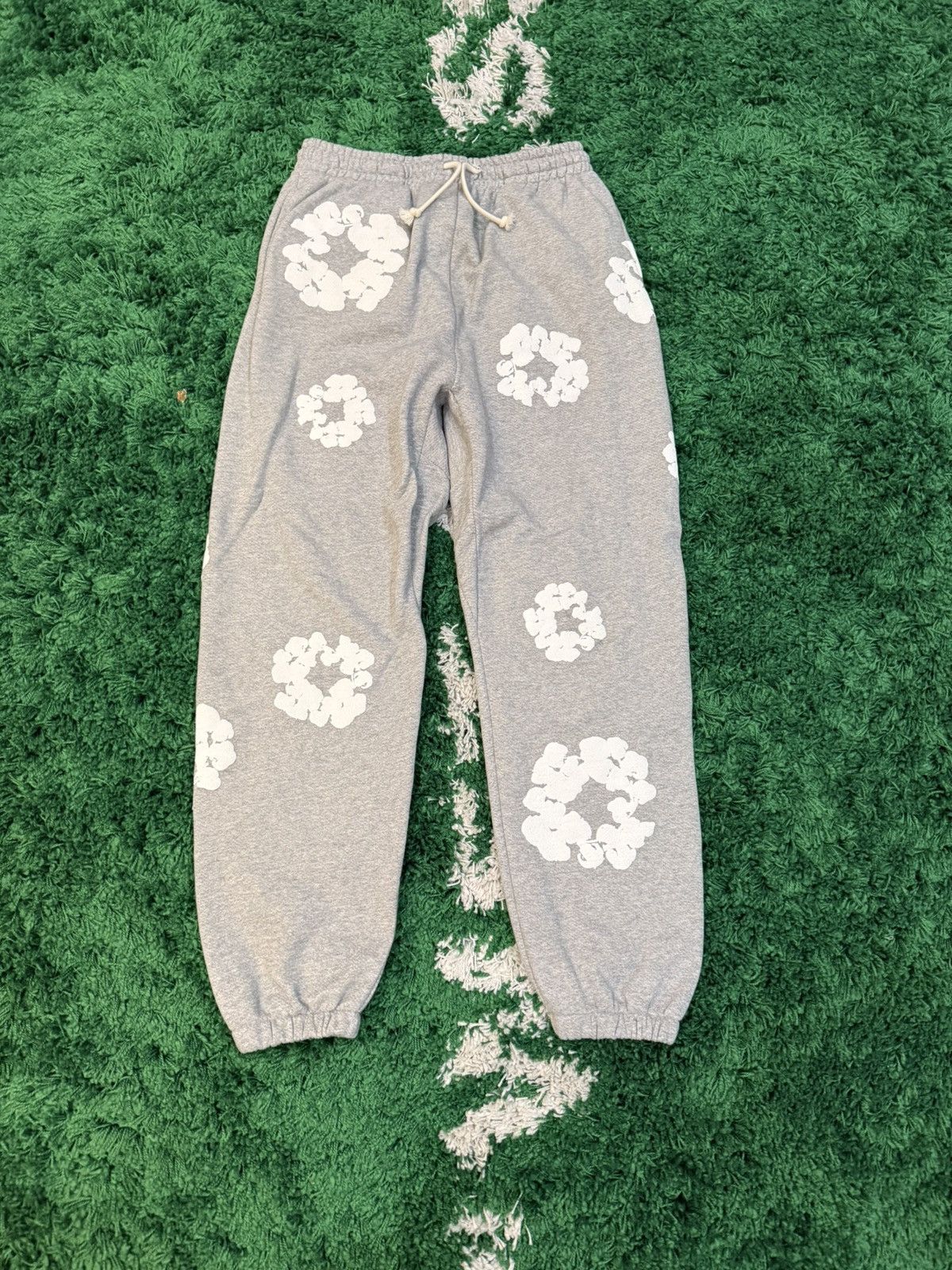 DENIM TEARS Denim Tears Cotton Wreath Sweatpants Size US 32 / EU 48 - 2 Thumbnail