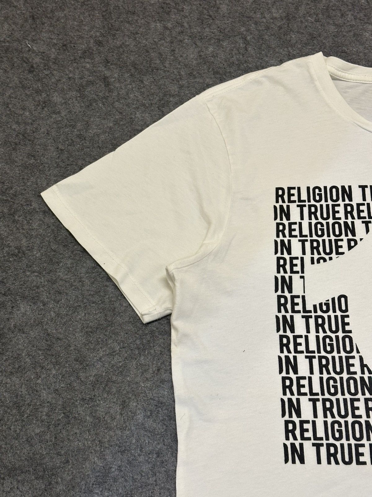 True Religion True Religion Script Tee featuring a graphic horseshoe logo. Size US S / EU 44-46 / 1 - 4 Thumbnail