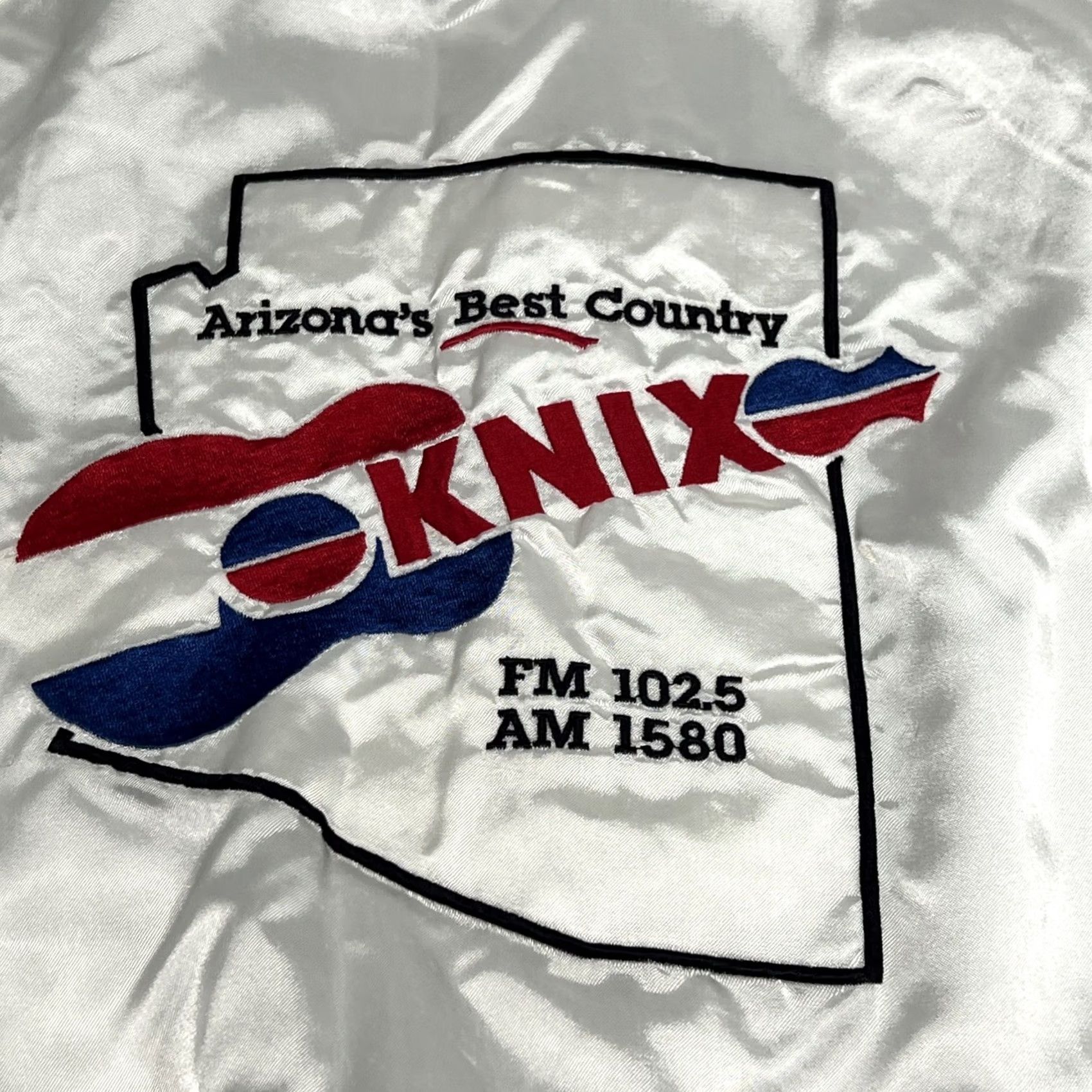 Vintage VINTAGE Knix FM 102.5 Satin Bomber Jacket White Large Arizona Country Music Mens Size US L / EU 52-54 / 3 - 6 Thumbnail
