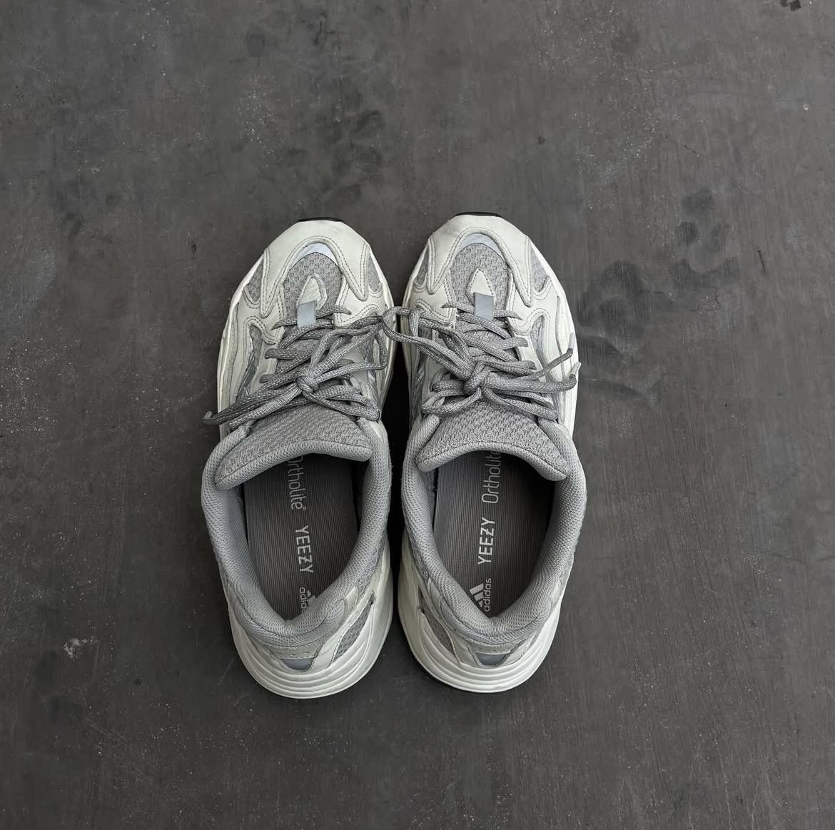 Yeezy Adidas Yeezy Boost 700 Static Size US 9.5 / EU 42-43 - 2 Thumbnail