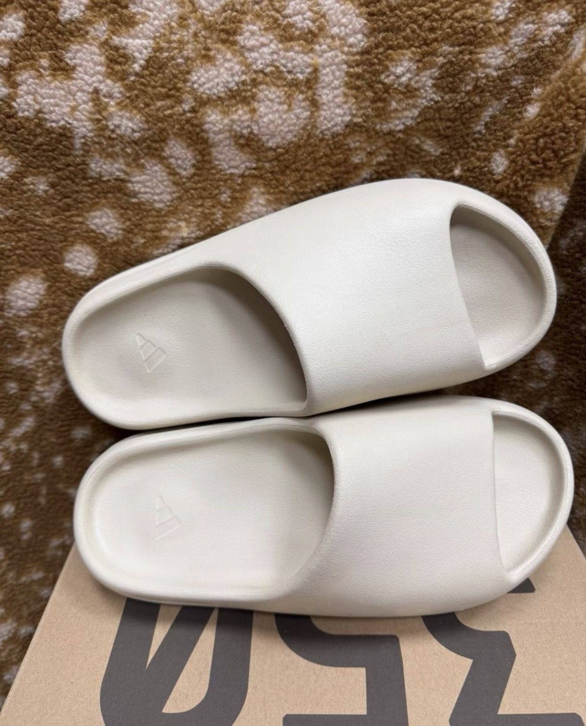 Adidas Adidas Yeezy Slide Bone FZ5897 K37 Size US 8 / EU 41 - 2 Thumbnail