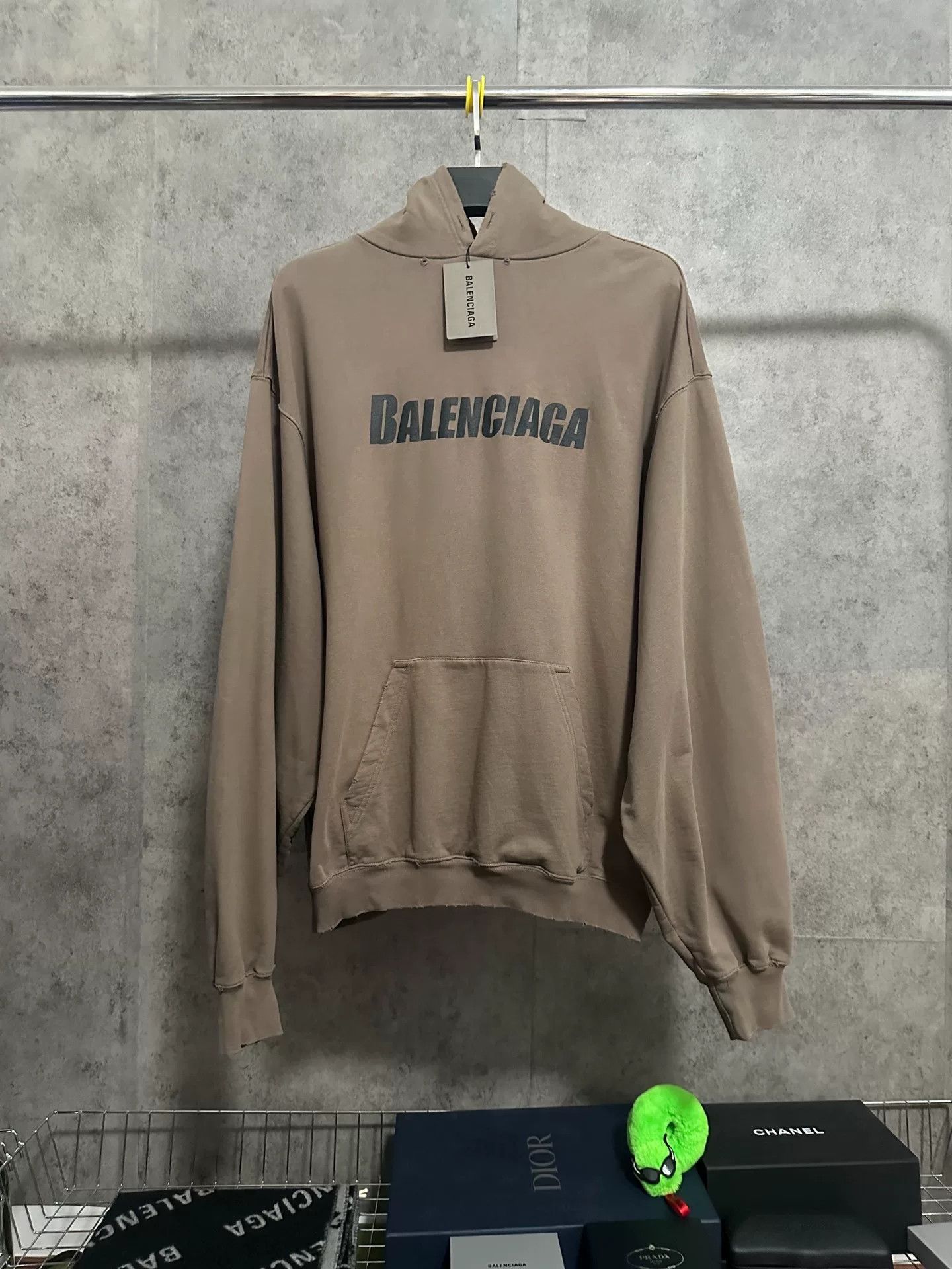 Balenciaga balenciaga new letter logo hoodie in khaki Size US XXS / EU 40 - 1 Thumbnail